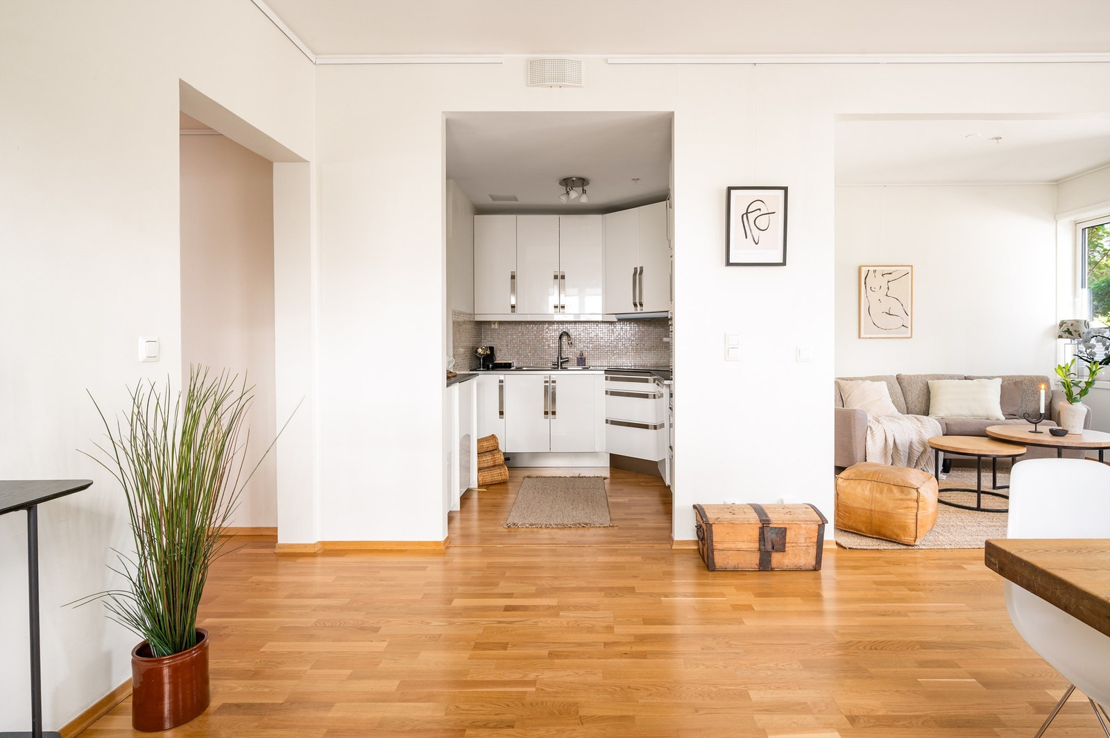 Boligen byr på en populær og moderne planløsning med kjøkken delvis åpen mot stuen, men allikevel tilbaketrukket i en egen sone. Galleribilde