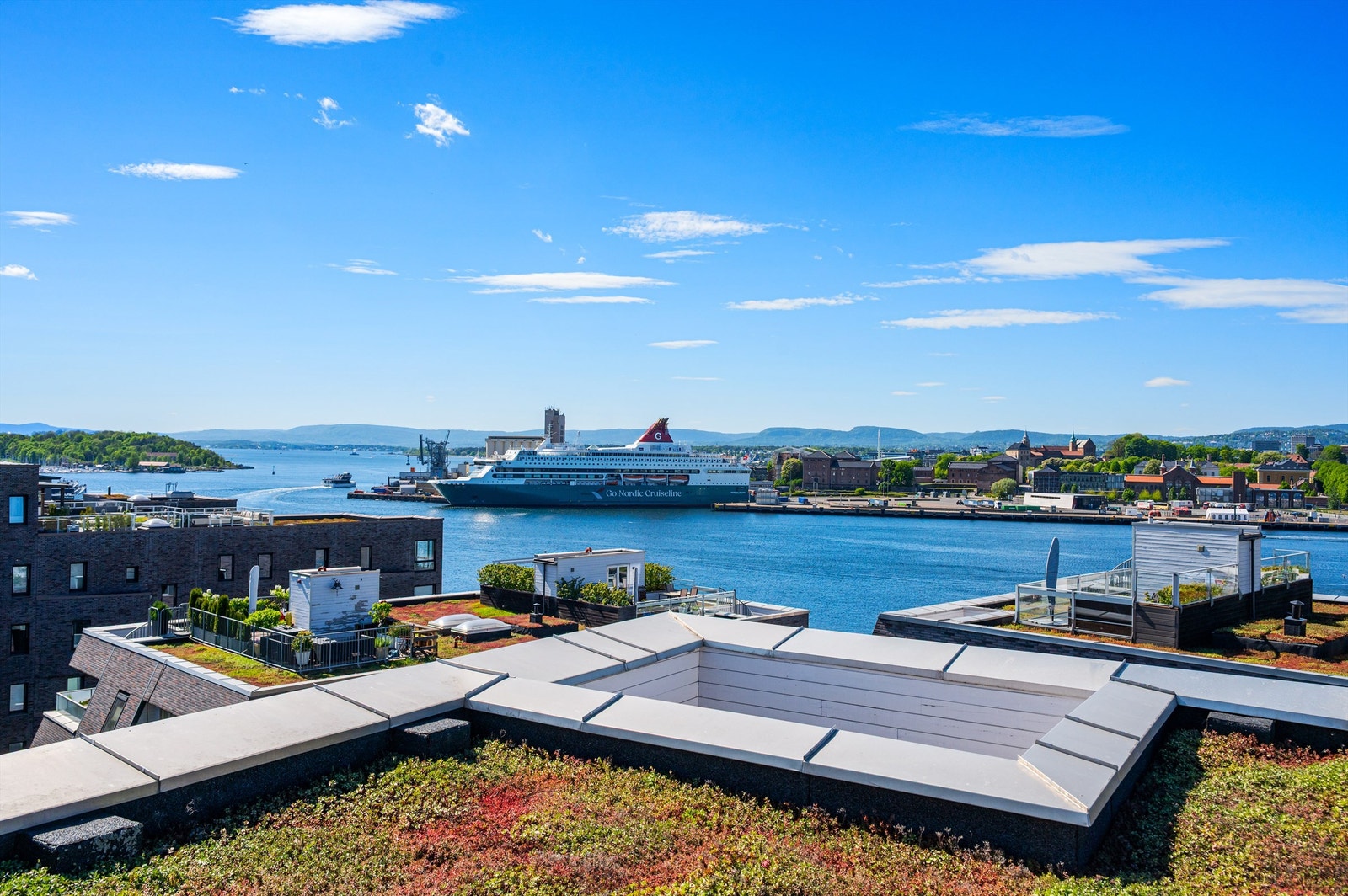 Nydelig utsikt over Oslofjorden fra felles takterrasse. Galleribilde