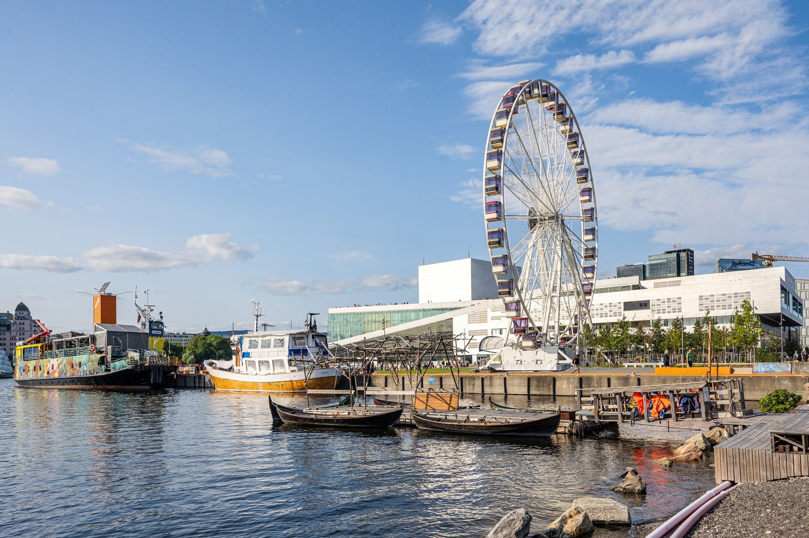 Sørenga og Bjørvika har etablert seg som et attraktivt område med kultur, flott arkitektur, gastronomiske opplevelser, uteserveringer og shopping. Det tar ca 15 minutter å gå til Oslo S fra leiligheten. Galleribilde