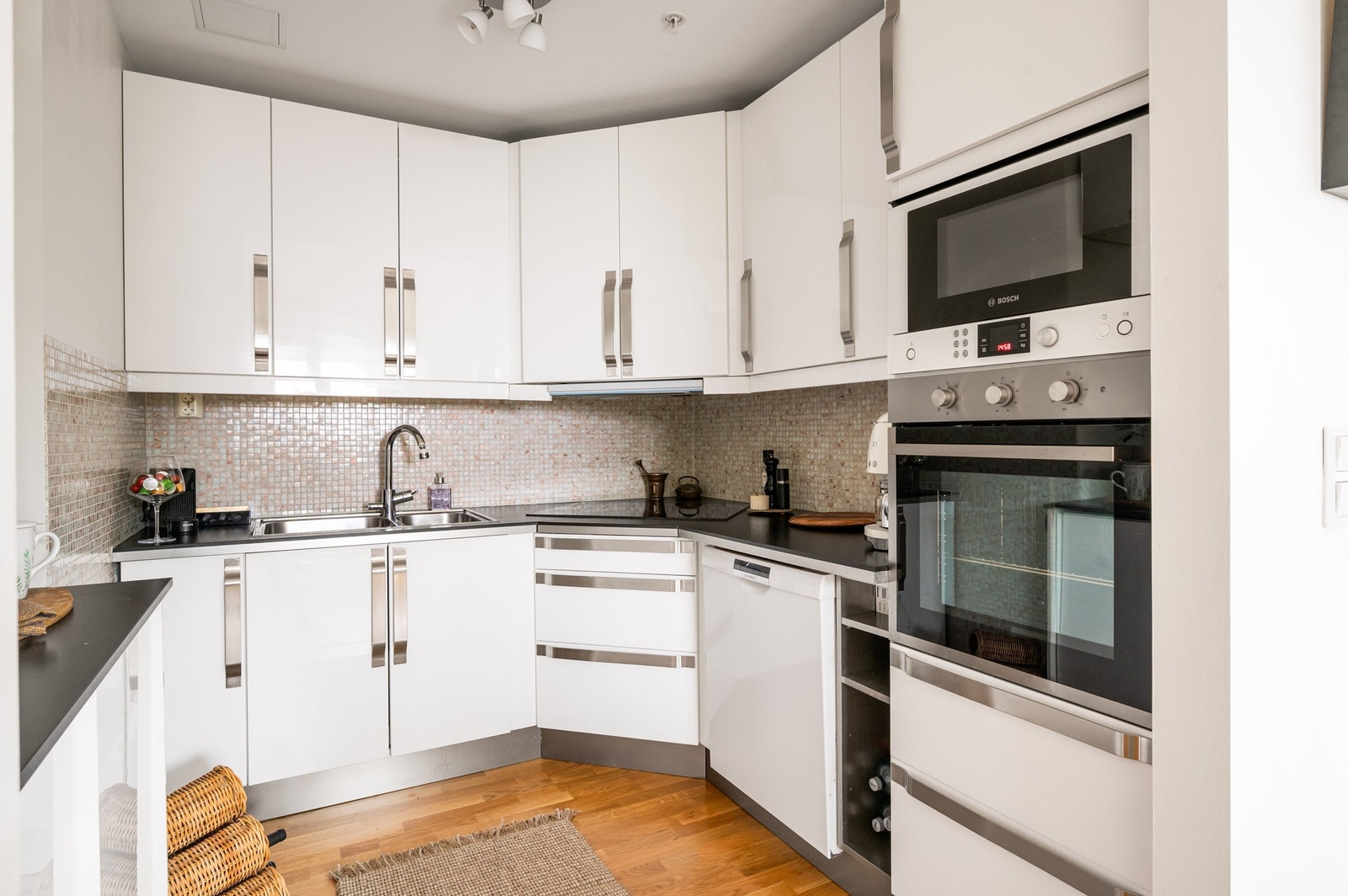 Kjøkkenet har mye skap- og benkeplass. Benkeplater av laminat, med nedfelt rustfri oppvaskkum. Galleribilde