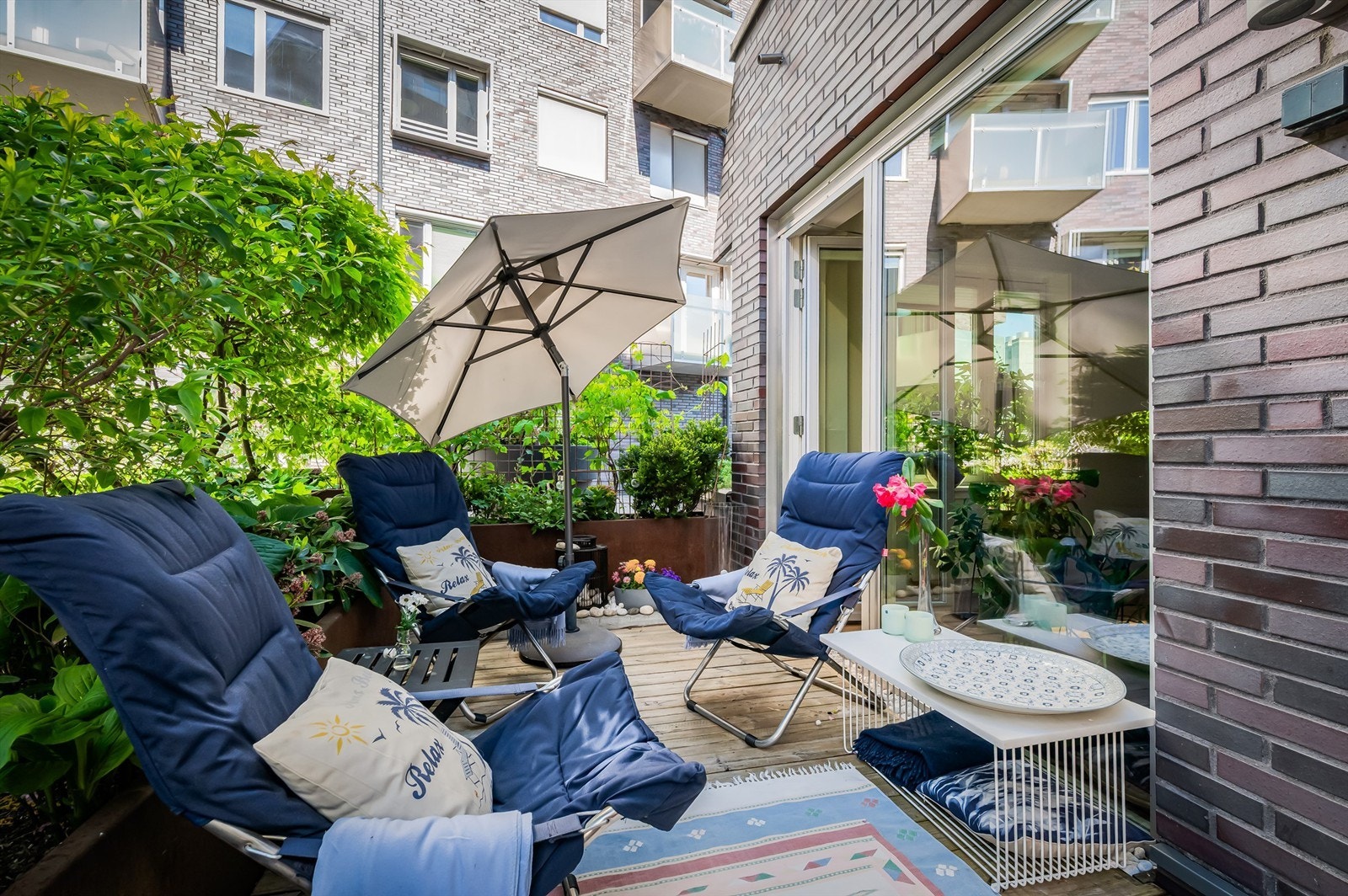 Tilhørende leiligheten er to terrasser av god størrelse. En nordvestvent terrasse på ca. 11 kvm med sol til ca. 18:15 midtsommers, og en sydøstvendt terrasse på ca. 7 kvm med ettermiddagssol frem til ca kl 14:30 midtsommers. Galleribilde