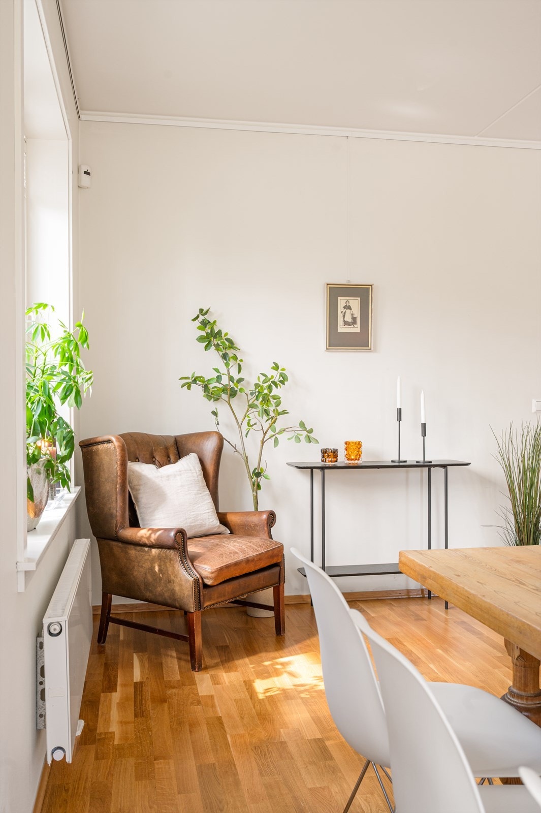 Boligen er oppvarmet via sentralvarme til radiatorer i entré, stue og soverom, samt tilliggende bad. Gulvvarme på bad. Galleribilde