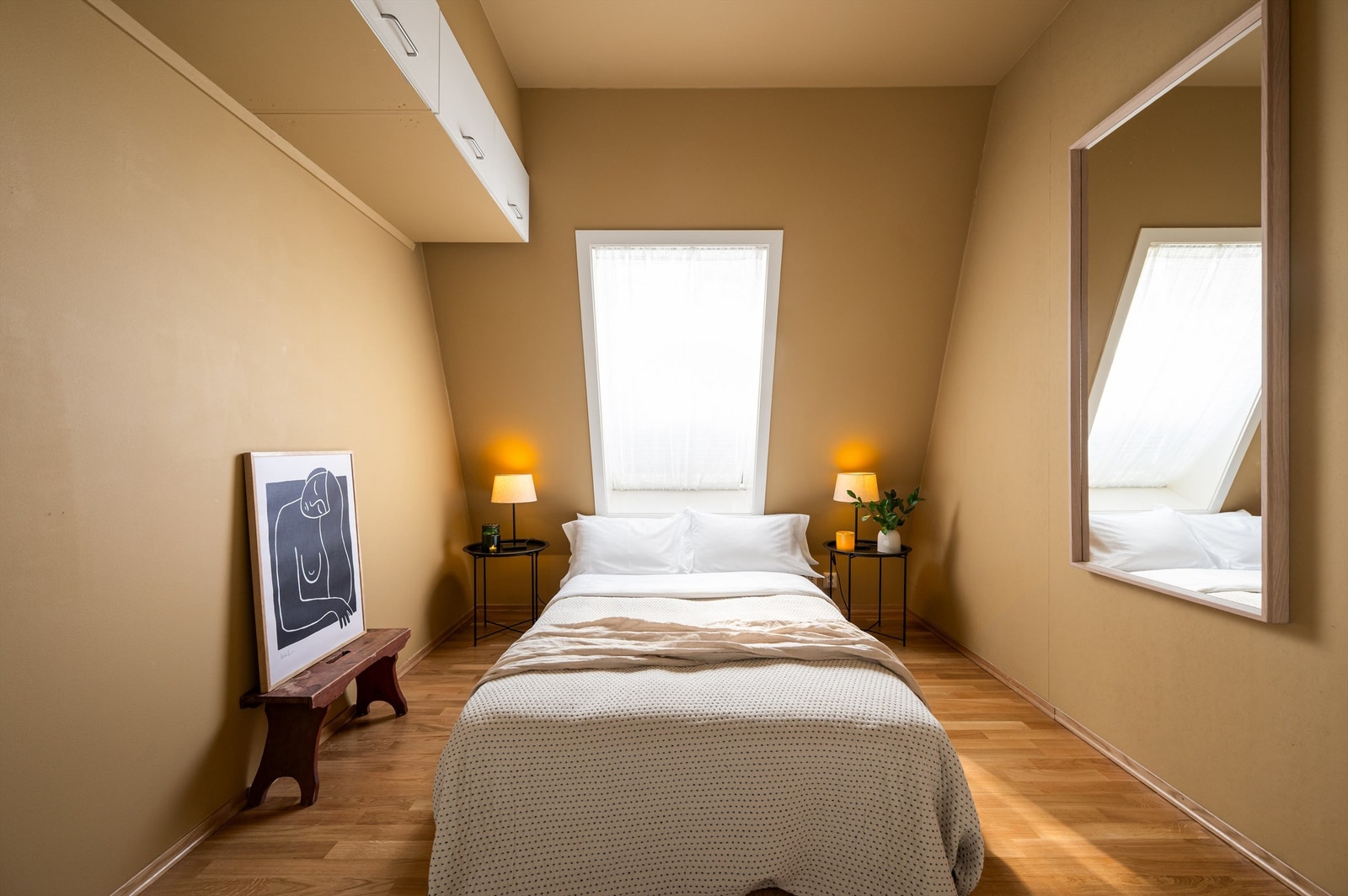 Leilighetens hovedsoverom oppleves delikat, og har god plass til dobbeltseng og nattbord på hver side. Radiator som var på soverom er lagret i boden og medfølger. Galleribilde