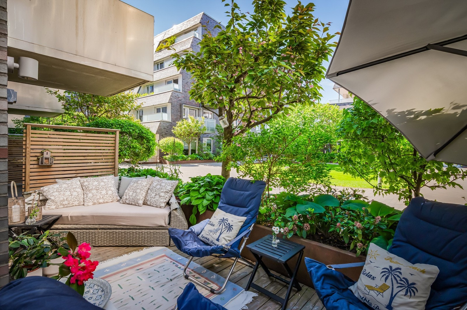 Terrassen er skjermet med bl.a. beplantning og oppleves usjenert. Galleribilde