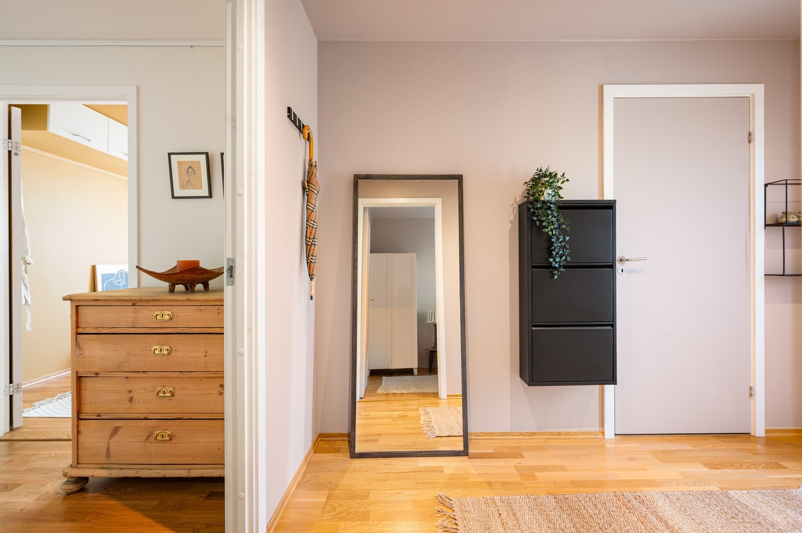 Praktisk og romslig entré med god plass til oppbevaringsmøbler, og videre adkomst til leilighetens øvrige rom. Galleribilde