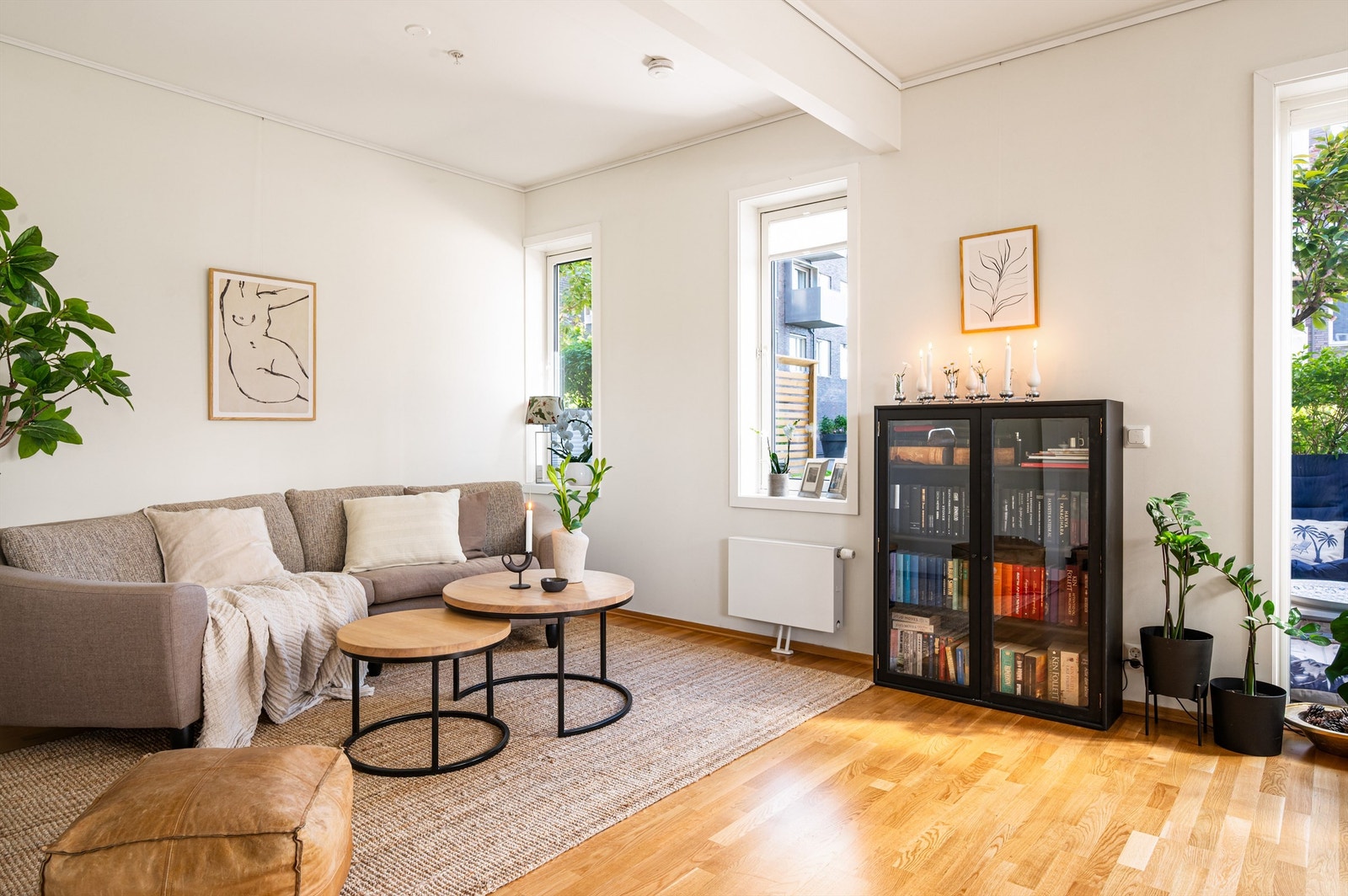 Stuen har gode lysforhold med lite innsyn, utsikt til rolig bakgård. Galleribilde