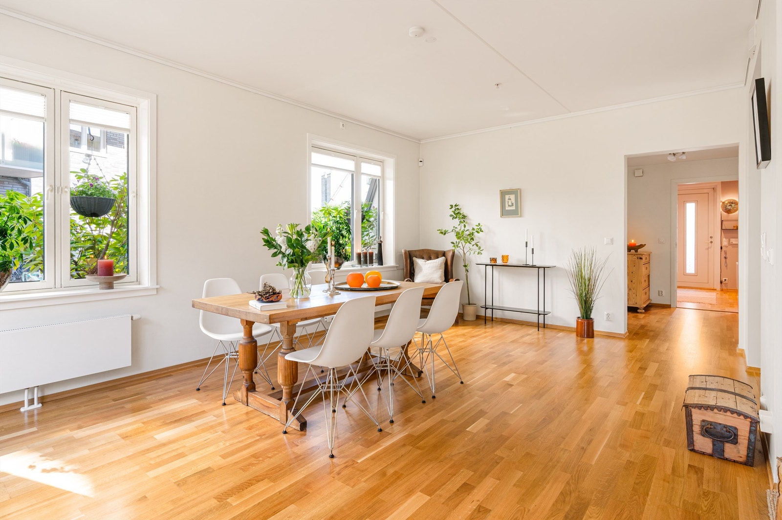 Med hjørneplasseringen av stuen tillates det rikelig med naturlig lys inn. Galleribilde