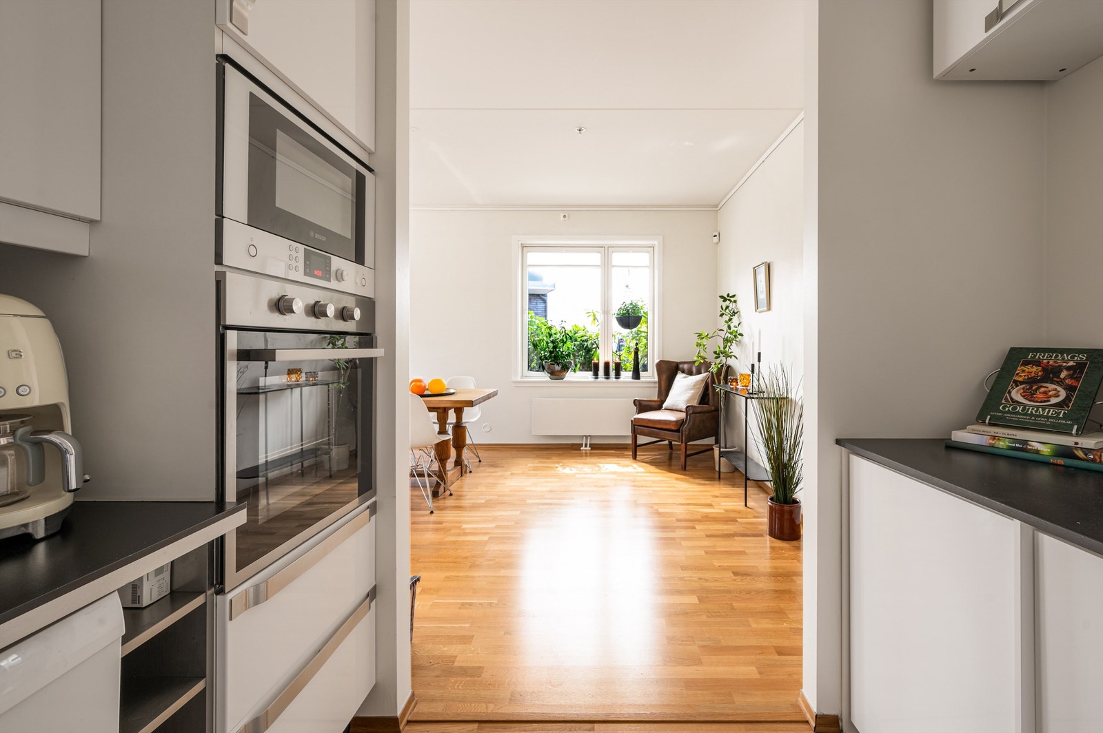 Integrerte hvitevarer inkluderer mikroovn, ovn, kjøleskap og fryseskap. Galleribilde