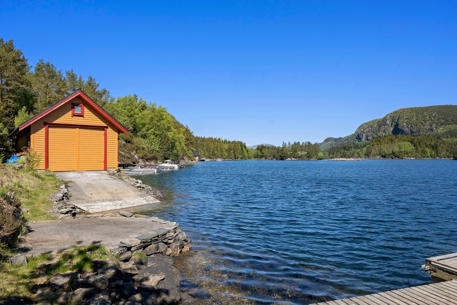 Stort naust oppfør i 2000. Det må etablerast landfeste for medfølgande flytebrygge på eigen grunn ved naustet. Galleribilde