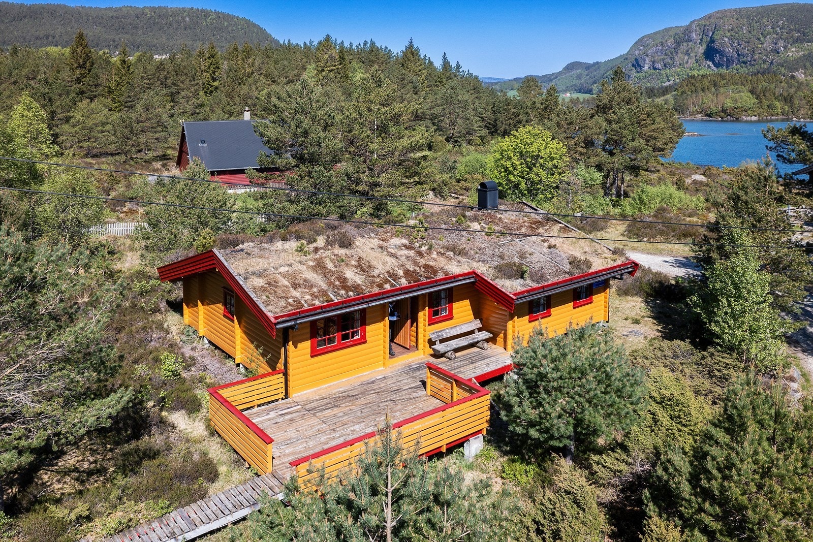 Hytta ligg idyllisk plassert like ved fjorden. Galleribilde