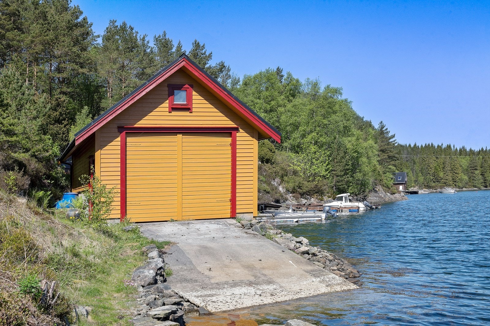 Naustet ved sjøen Galleribilde