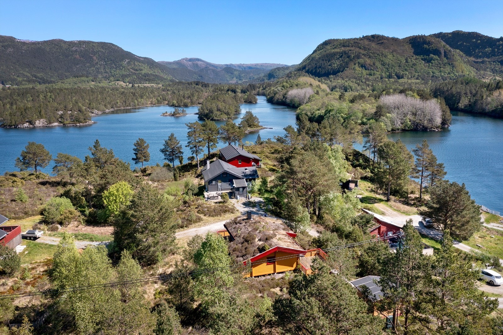 Fritidseigedommen ligg idyllisk til like ved sjøen. Galleribilde