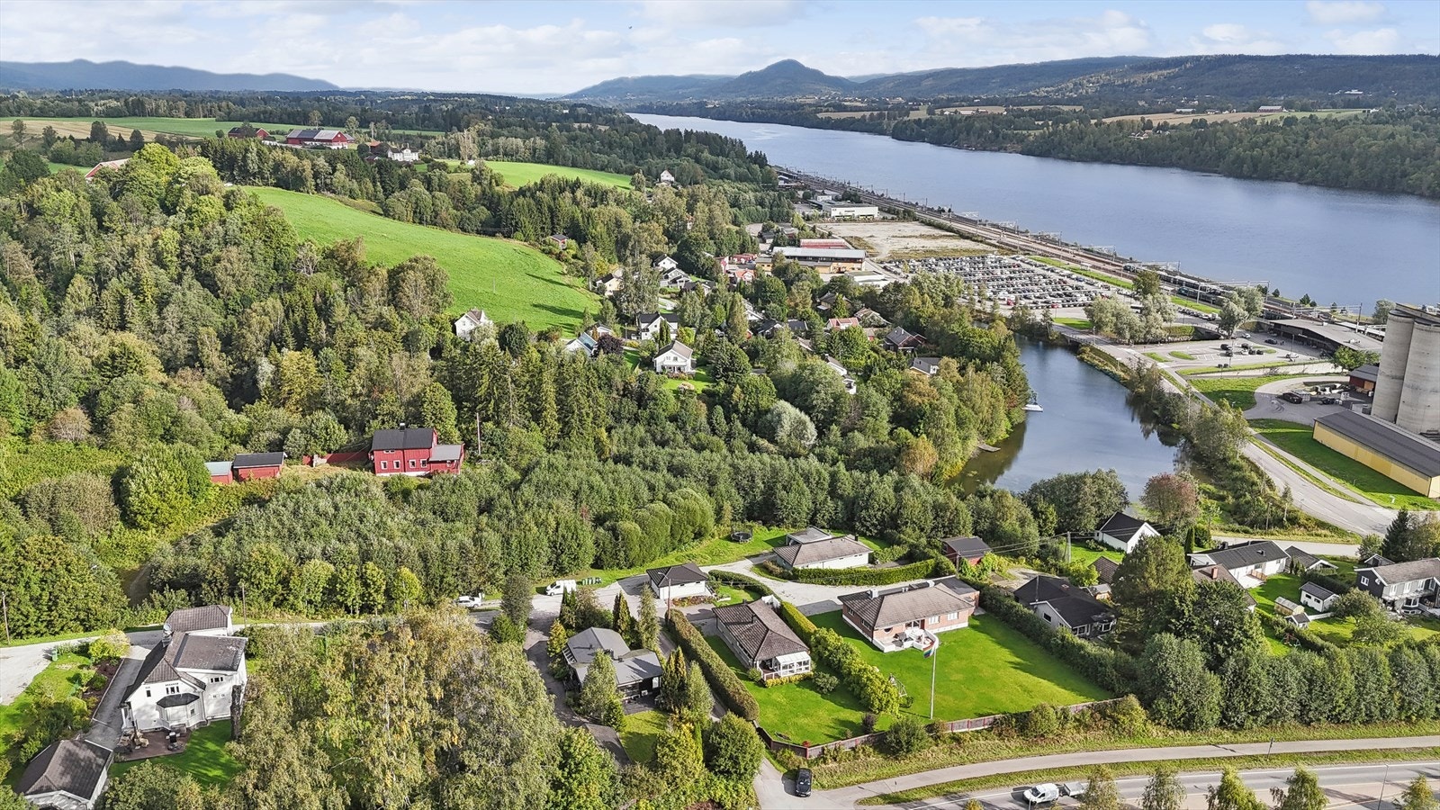 Eiendommen ligger kun en kort spasertur fra Eidsvoll stasjon. Galleribilde