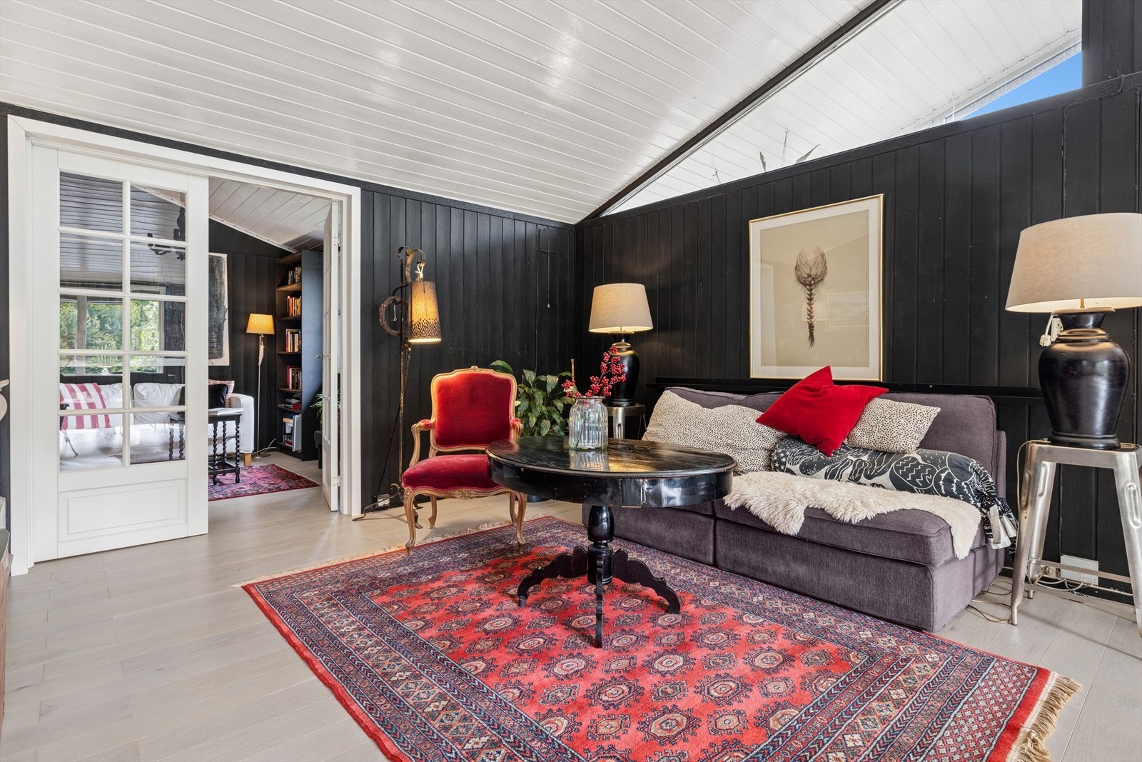 Innenfor stua er det også en avdelt mindre stue/bibliotek. (Rommet var tidligere et soverom) Galleribilde