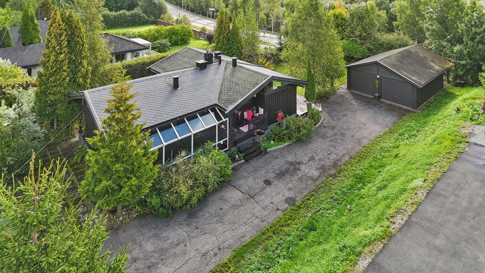 For den bilglade er det stor dobbelgarasje, samt rikelig med parkeringsmuligheter på tomten. Galleribilde