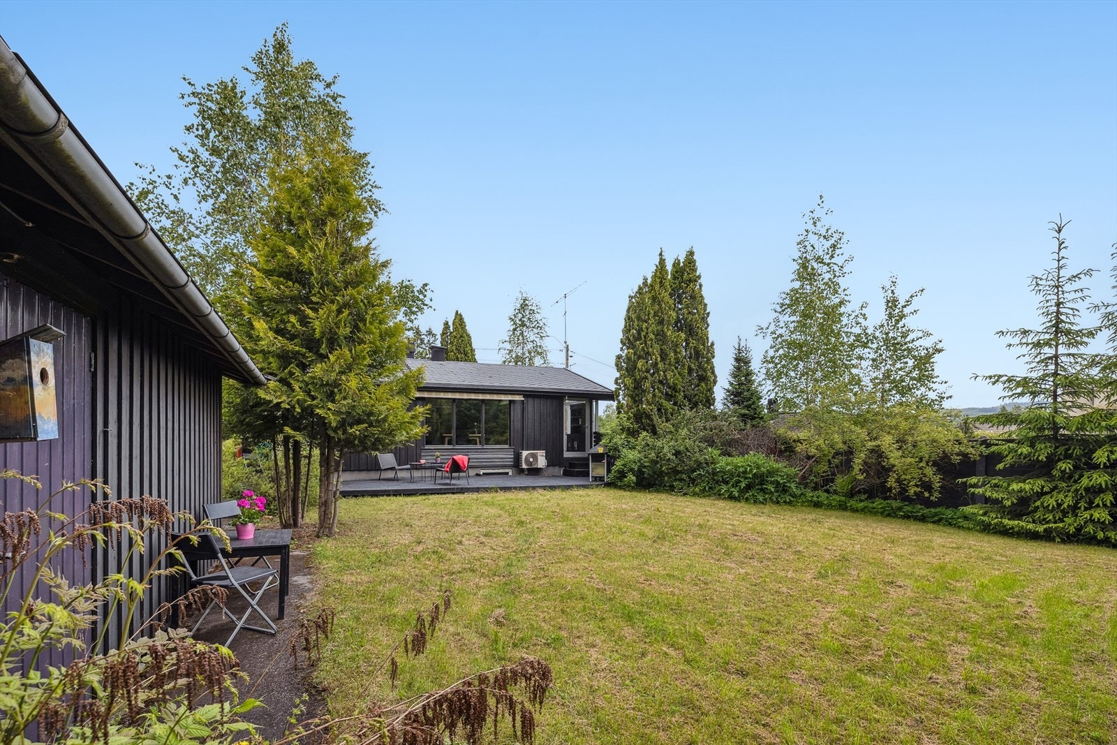 Boligen har en solrik og skjermet hage. Galleribilde