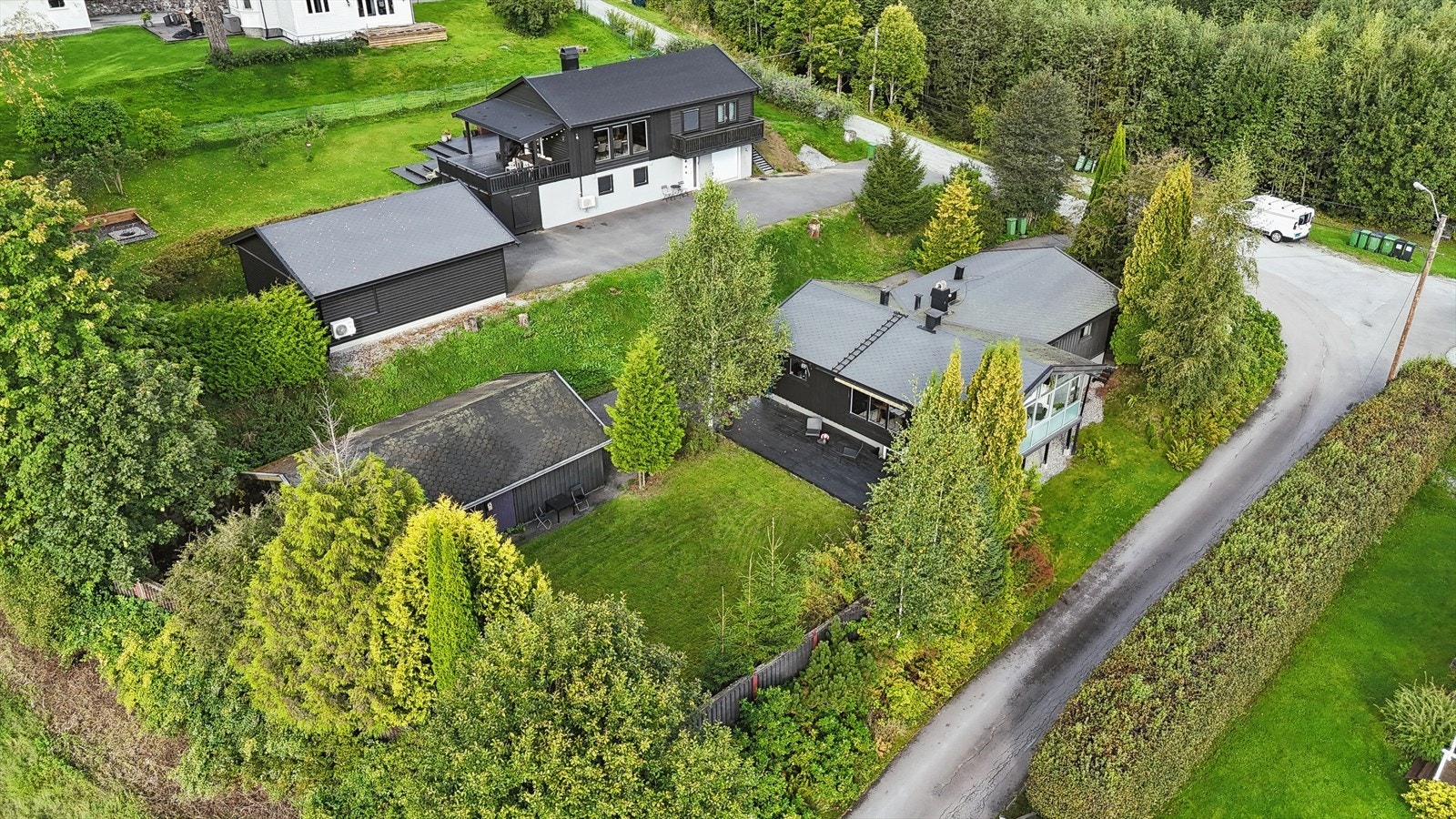 Eiendommen ligger i et rolig og trygt nabolag, med kort vei til tog, buss, skoler/barnehager, og det meste du trenger i hverdagen! Galleribilde