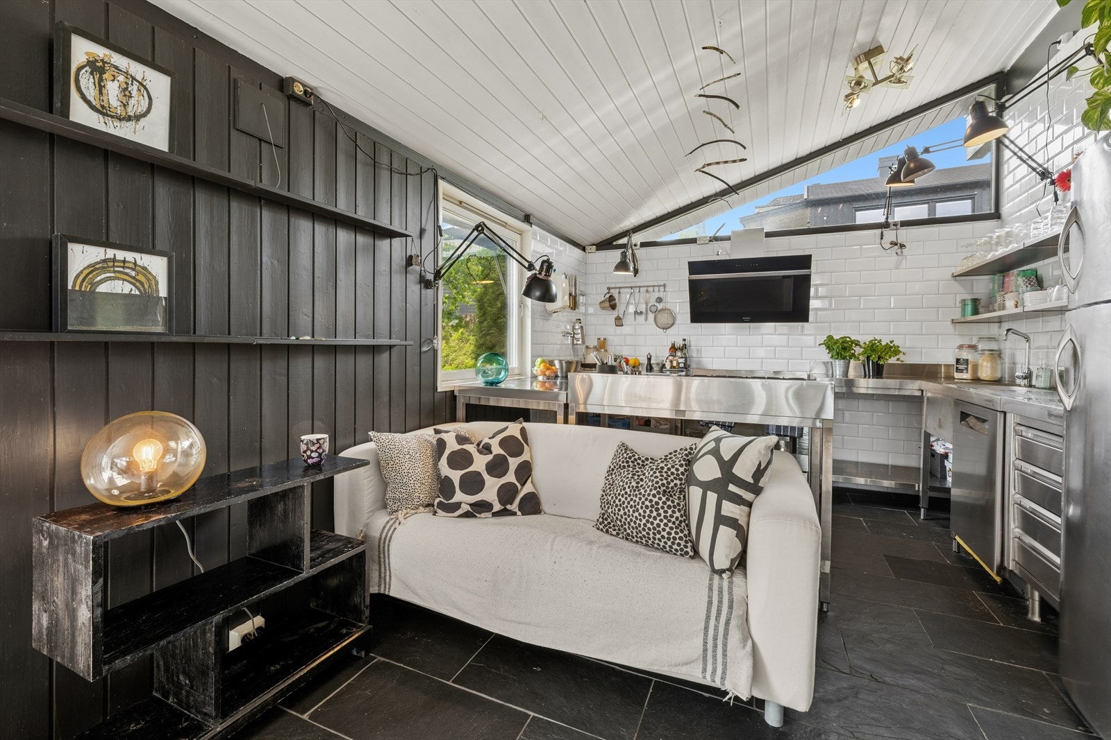 Kjøkken i "industristil", med flyttbare benkemoduler - perfekt for hobbykokken. Galleribilde