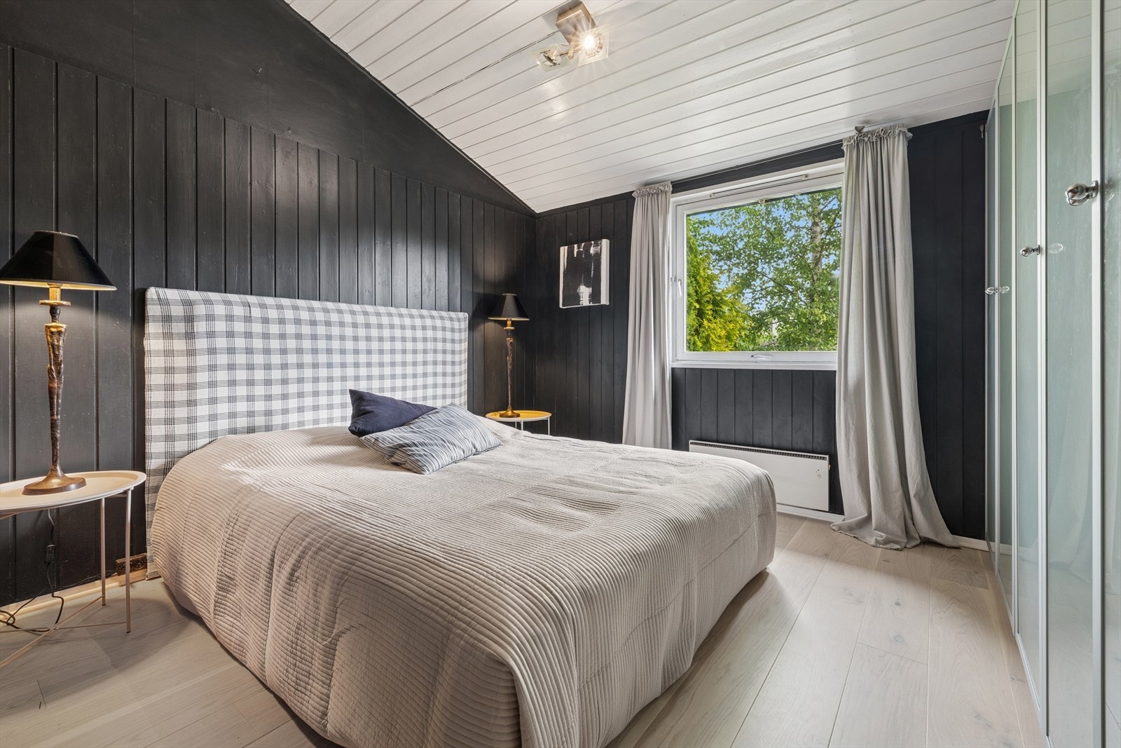 Soverom 1 - av god størrelse med plass til dobbeltseng. Galleribilde