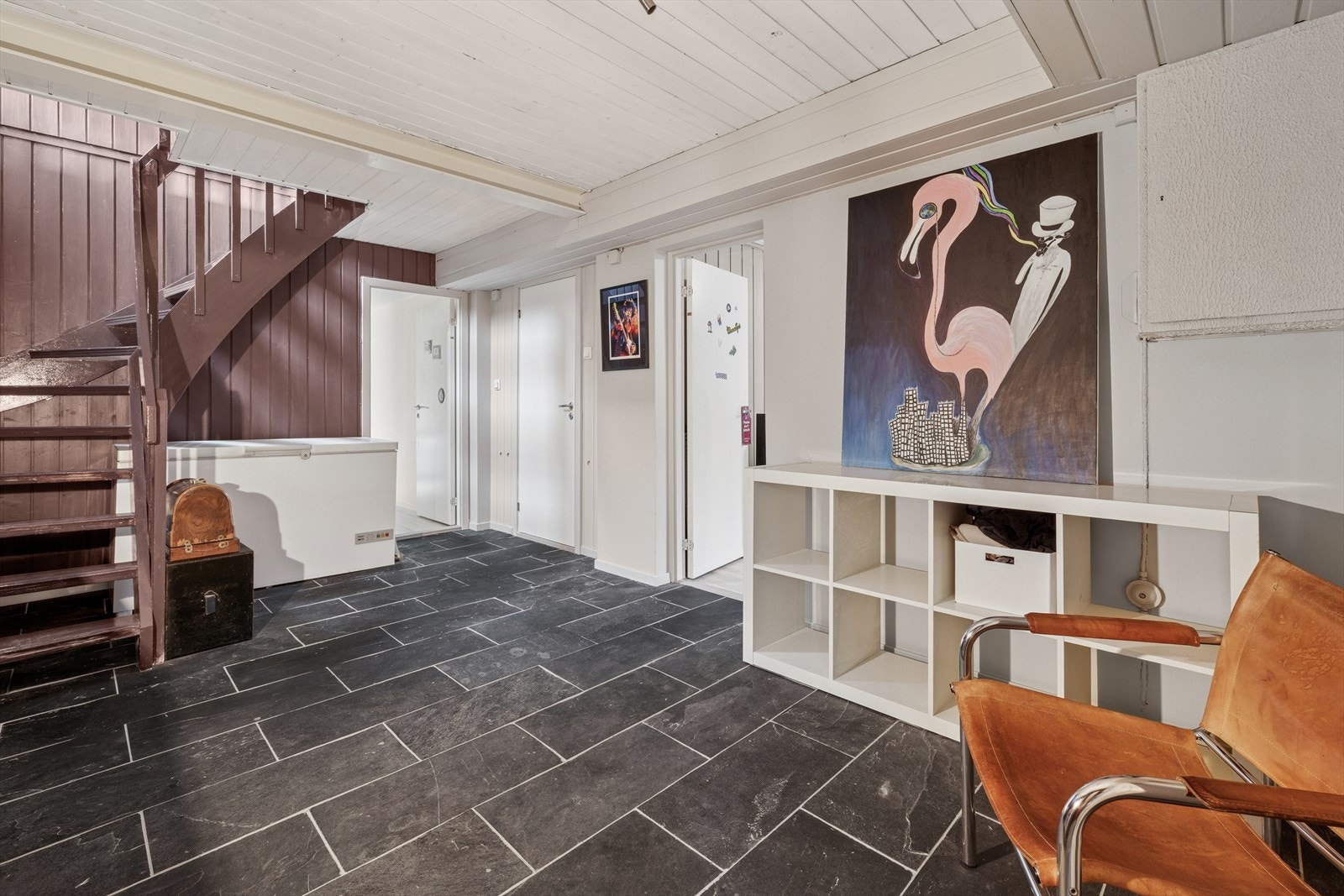 Det er egen inngang til underetasjen fra trapp på utsiden. Galleribilde