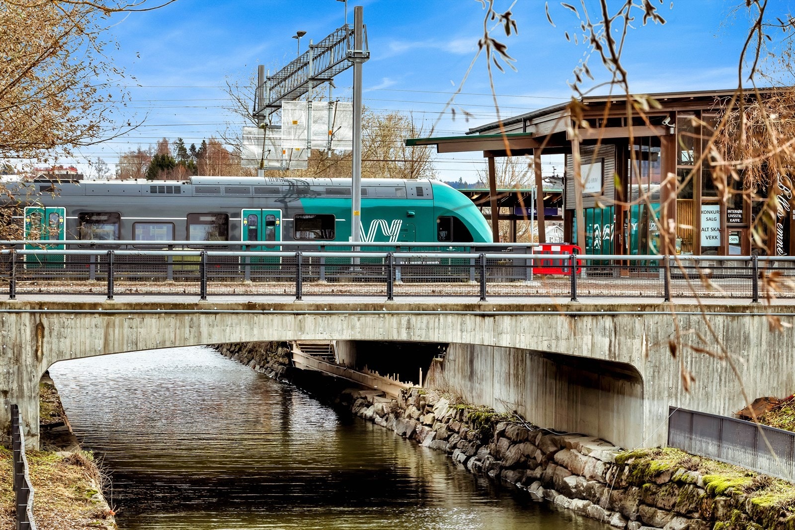 Kun et steinkast fra boligen finner du Eidsvoll stasjon, hvor toget tar deg til Oslo S på bare 35 min. Galleribilde