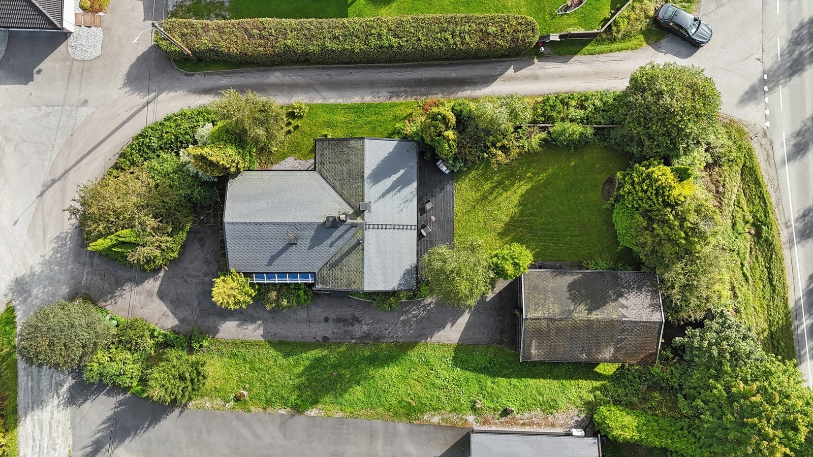 Eiendommen har en frodig hage med plass til drivhus, lek og sosiale soner - perfekt for uteaktiviteter og hyggelige stunder i sesongen. Galleribilde