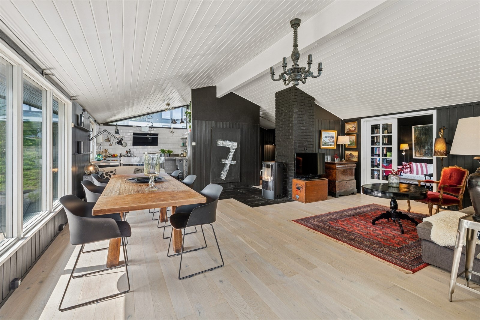 Boligen har en fin og åpne stue-/kjøkkenløsning, med store vindusflater som gir rikelig med lys. Galleribilde