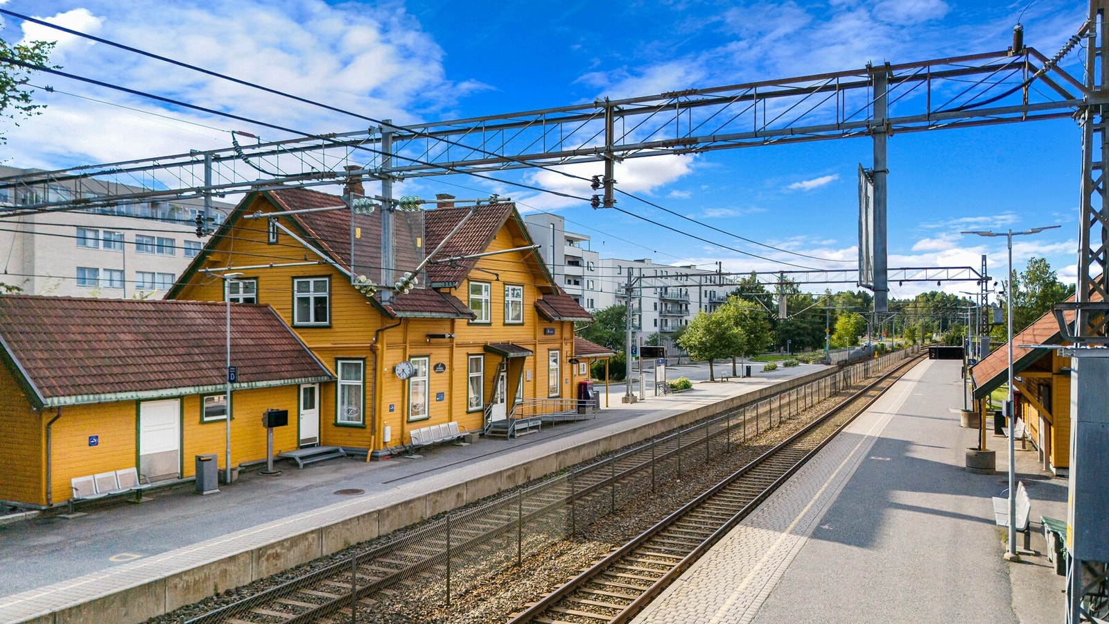Kun 3 minutters gange til Ås togstasjon - enkel pendlerhverdag. Galleribilde