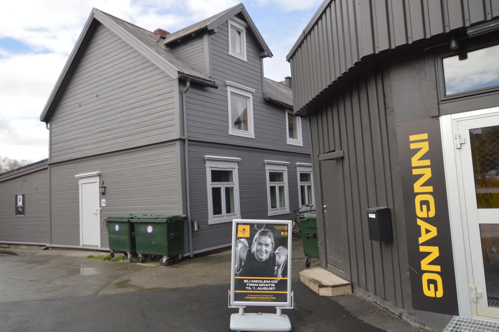 Fasade. Treningssenter 3 T rett ved eiendommen. Det er kort avstand til NTNU Dragvoll, samt gode bussforbindelser i umiddelbar nærhet. Gangavstand til NTNU Gløshaugen. Galleribilde