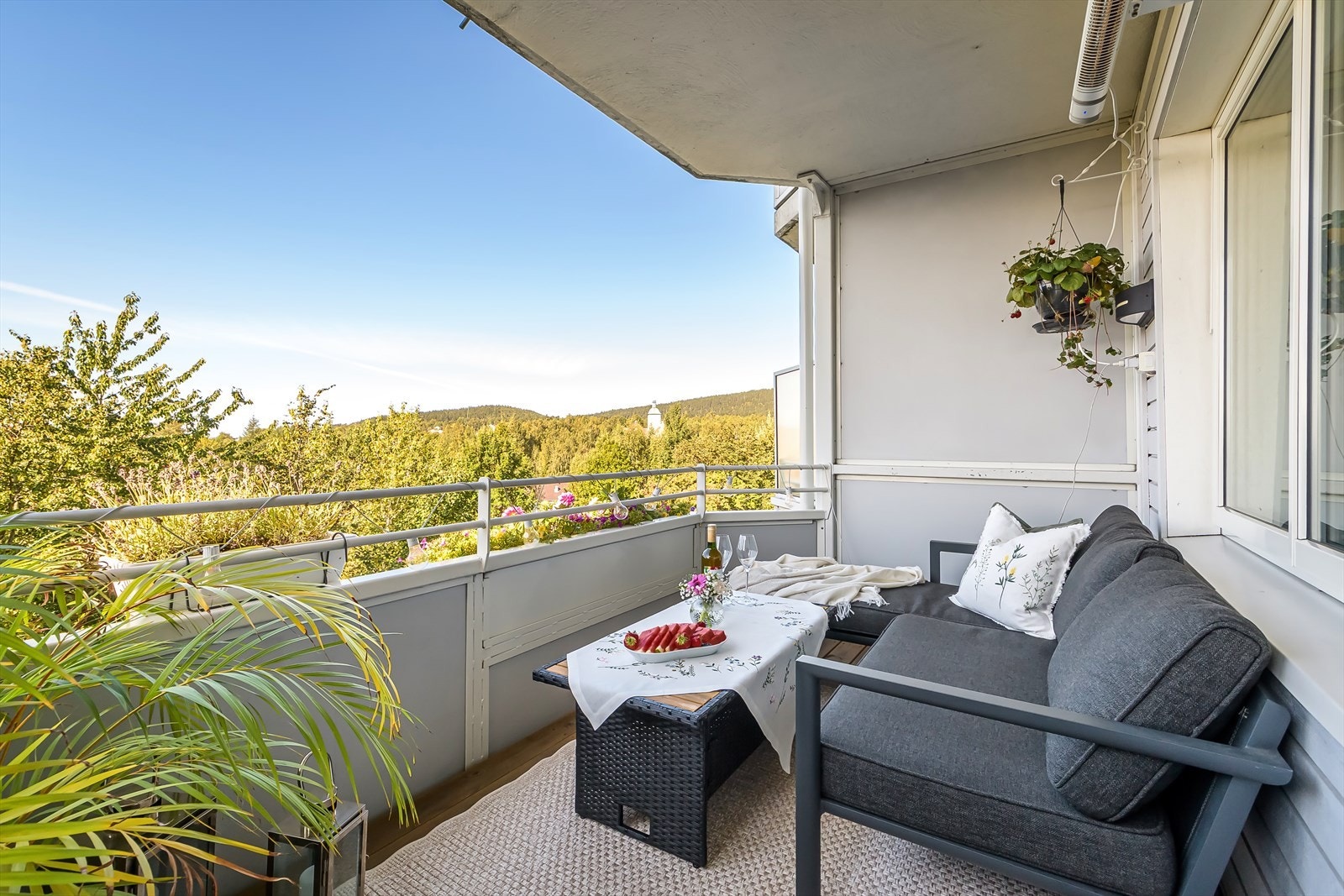 Balkongdør og vinduer er fra 2013 Galleribilde