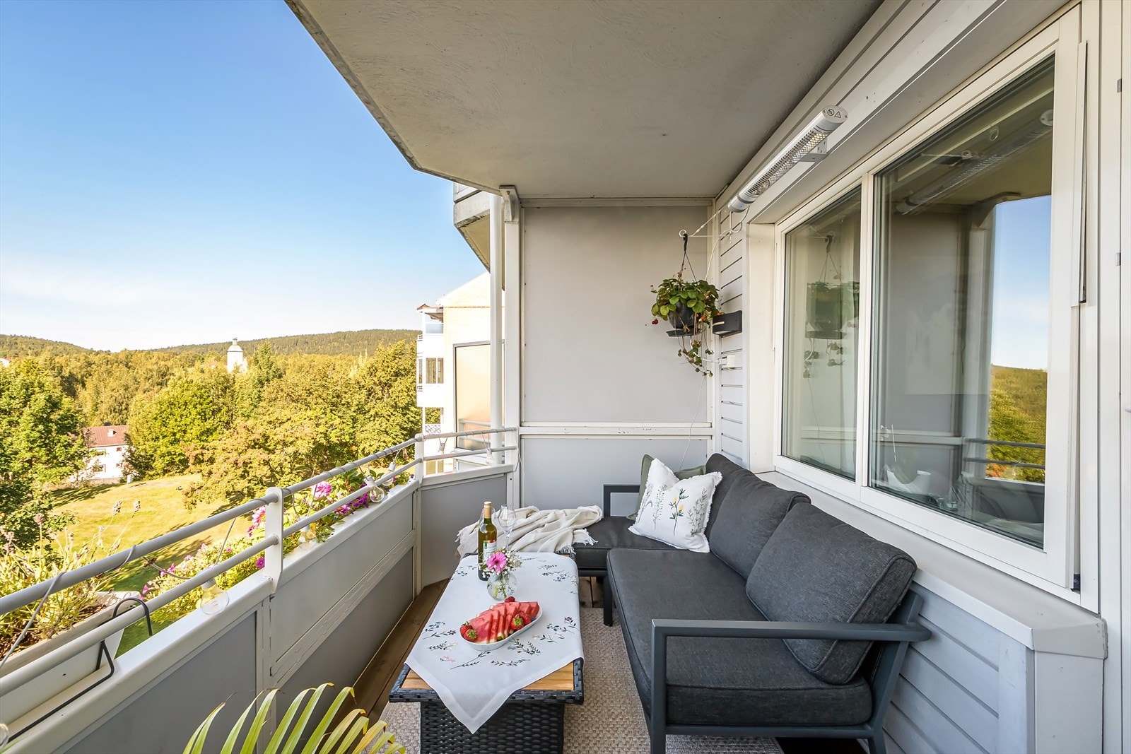 Balkongen vender mot syd og tilbyr sol gjennom hele dagen, til sent på kveld Galleribilde