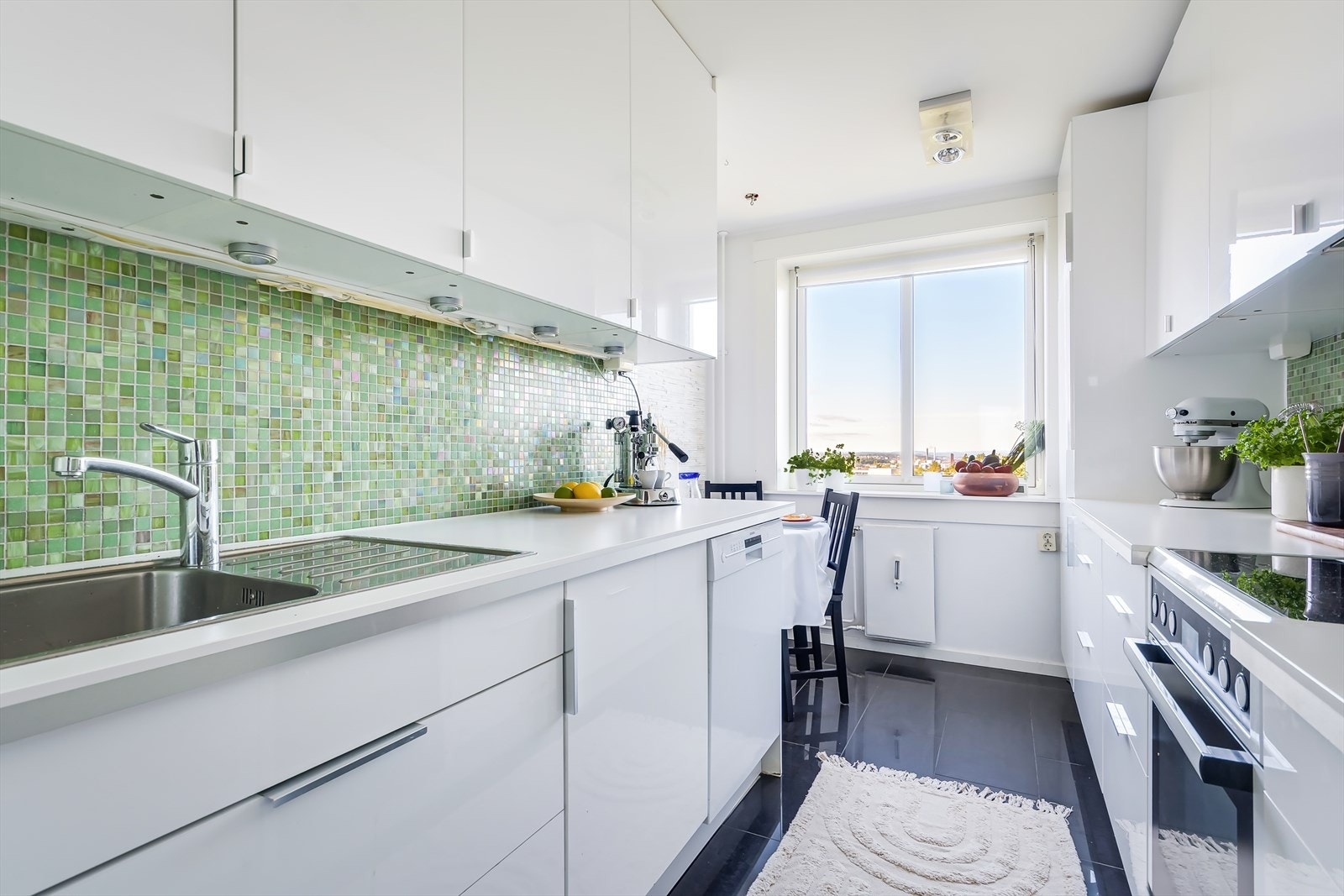 Integrerte hvitevarer medfølger og du har godt med skap og benkeplass Galleribilde