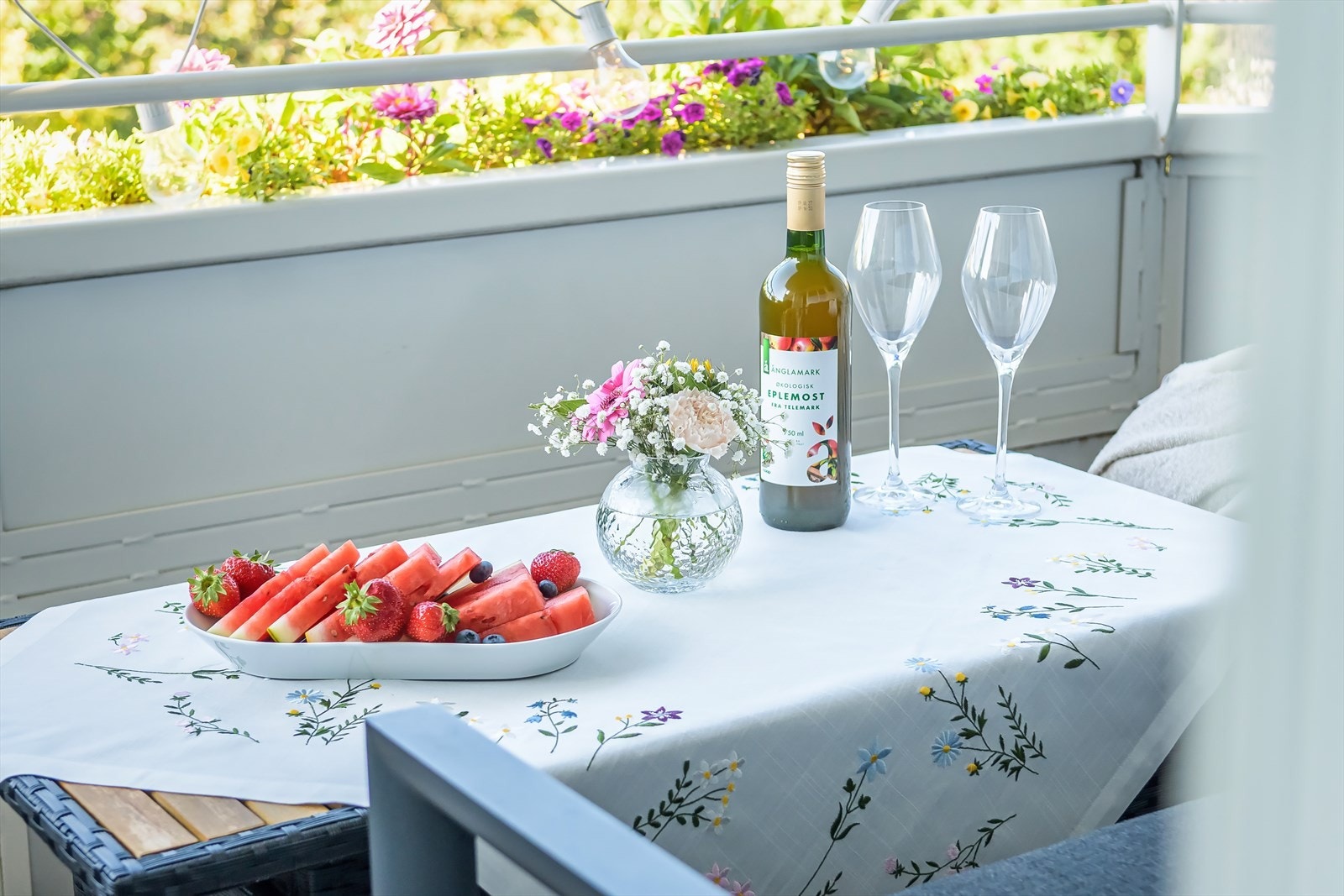 Balkongen brukes hyppig og fungerer som en forlengelse av stuen Galleribilde