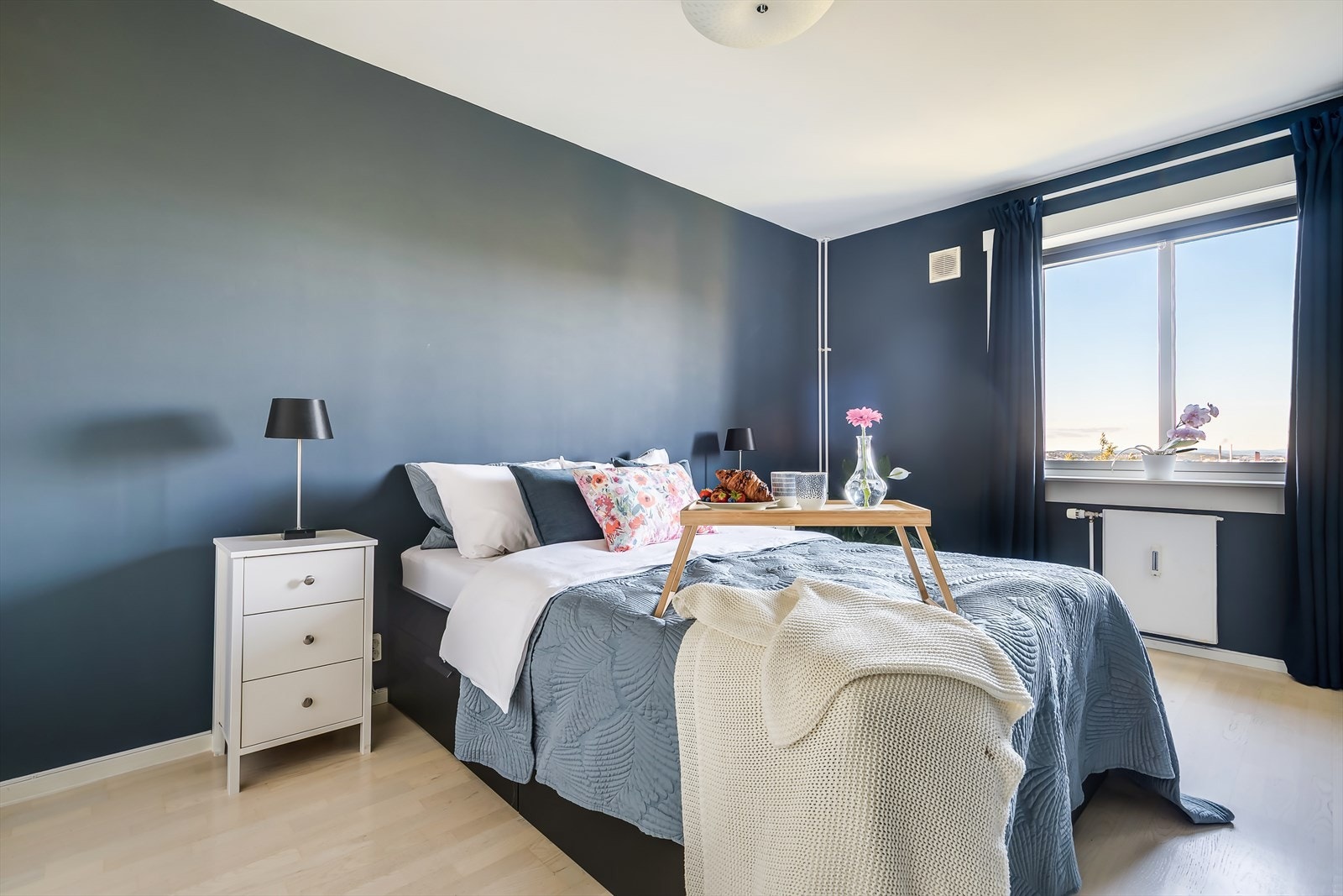 Meget romslig soverom med god plass til dobbeltseng, garderobe og nattbord Galleribilde