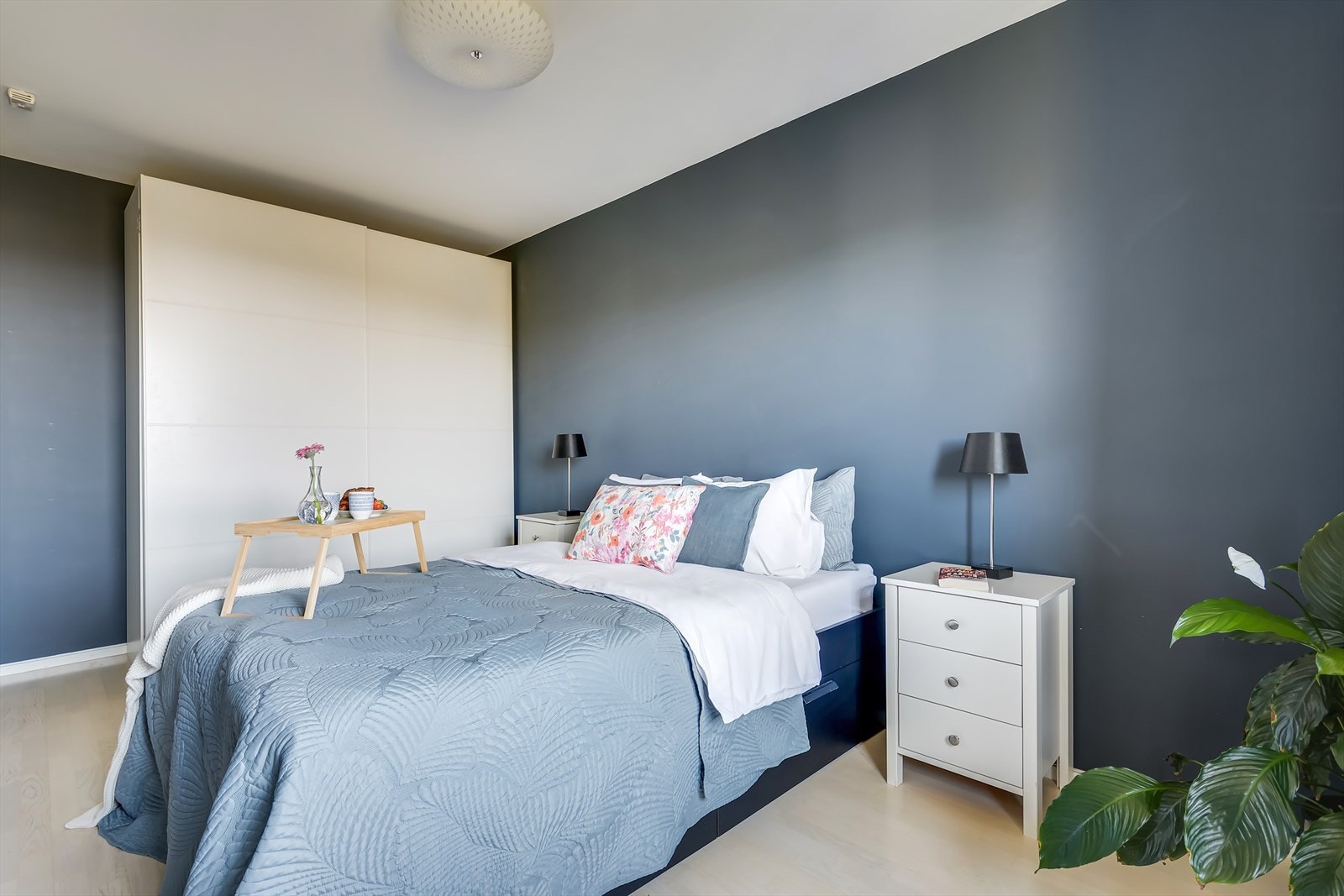 Gardeobeskap med masse lagringsplass medfølger Galleribilde