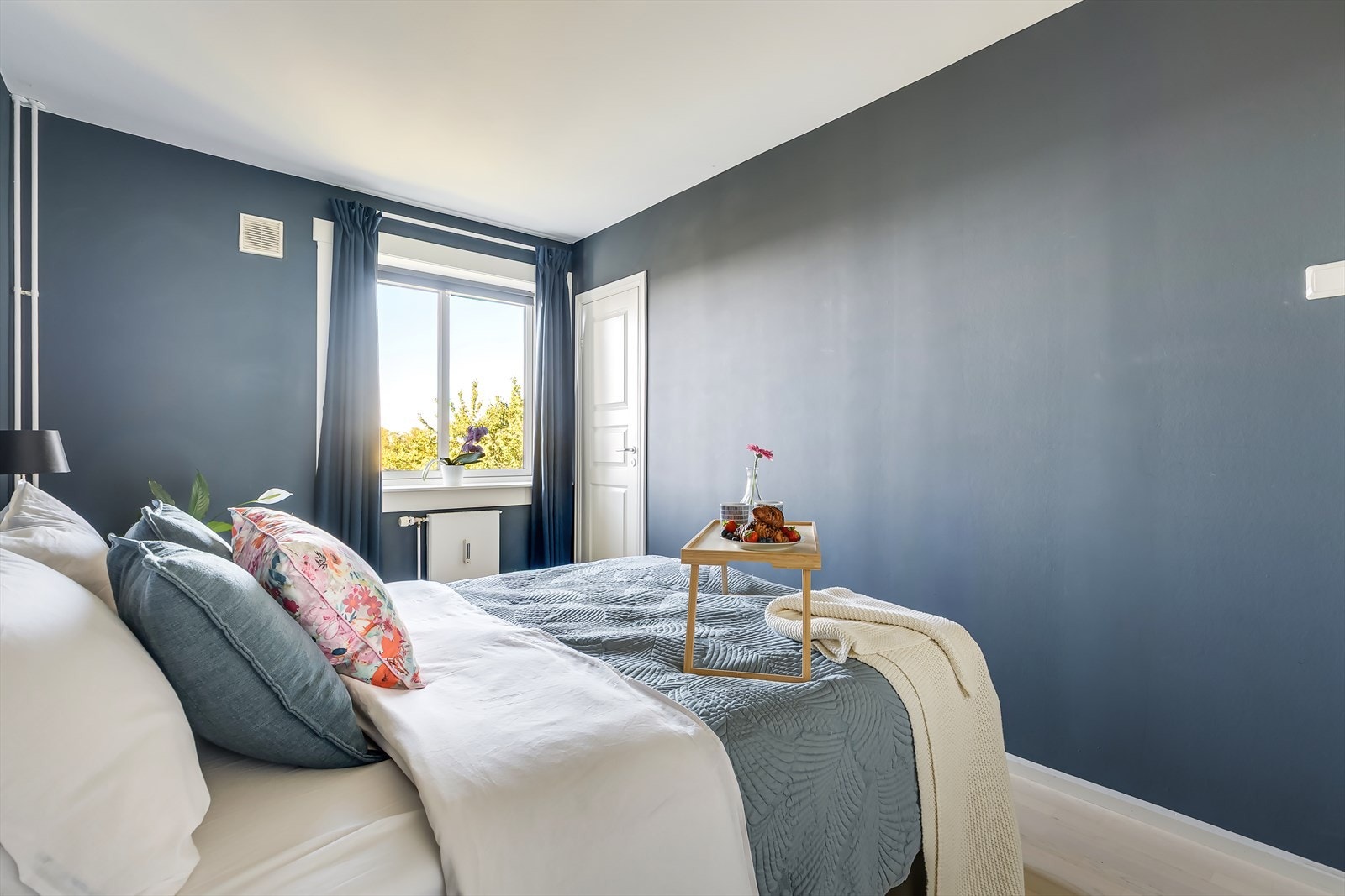 Svært praktisk innvendig bod/garderobe i enden av rommet Galleribilde