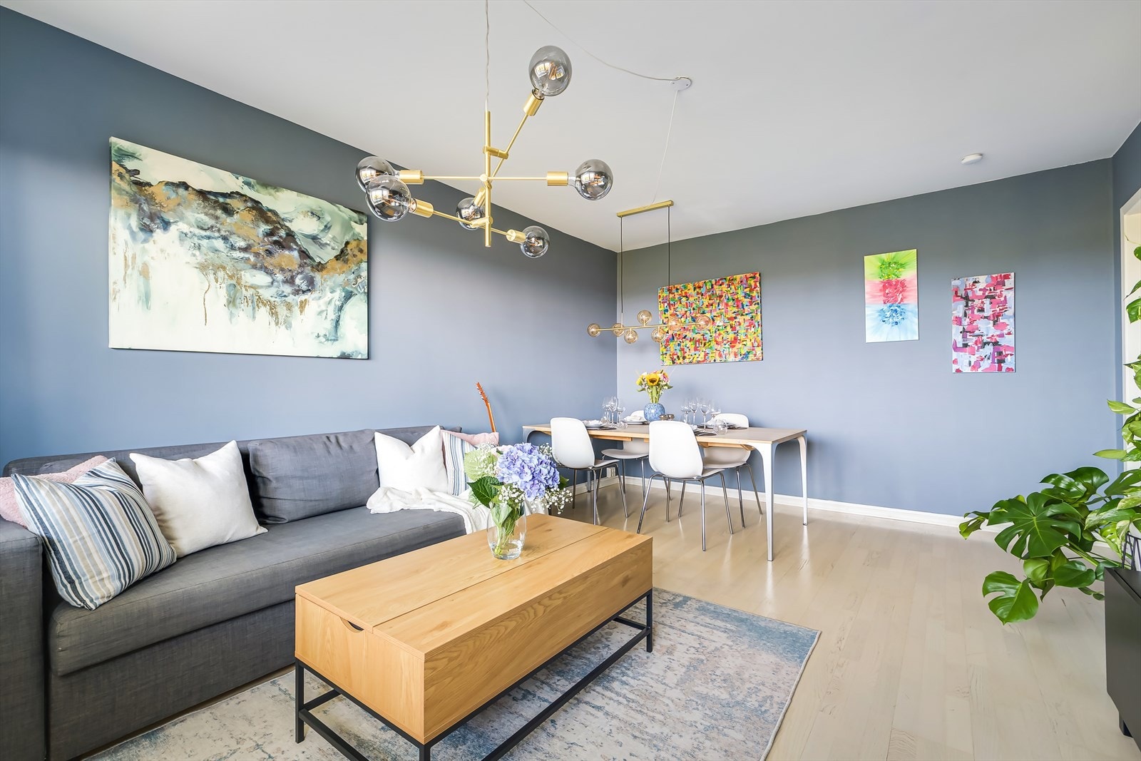 Lyse parkettgulv og romslig stue/spisestue Galleribilde