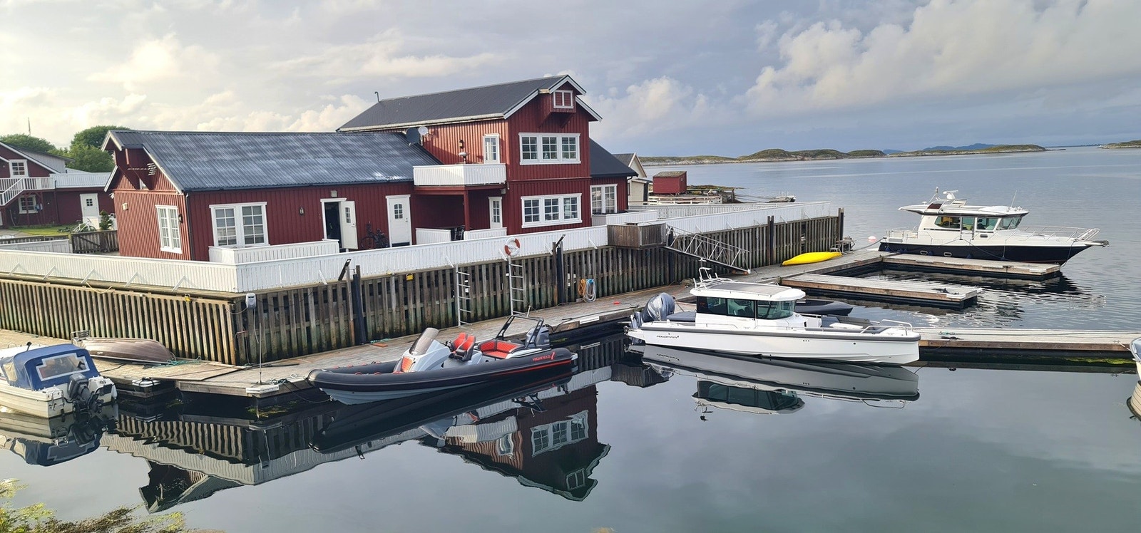 EiendomsMegler 1 har gleden av å presentere Ormsøyveien 14 D - en sjarmerende fritidseiendom på vakre Seløy i Herøy kommune Galleribilde