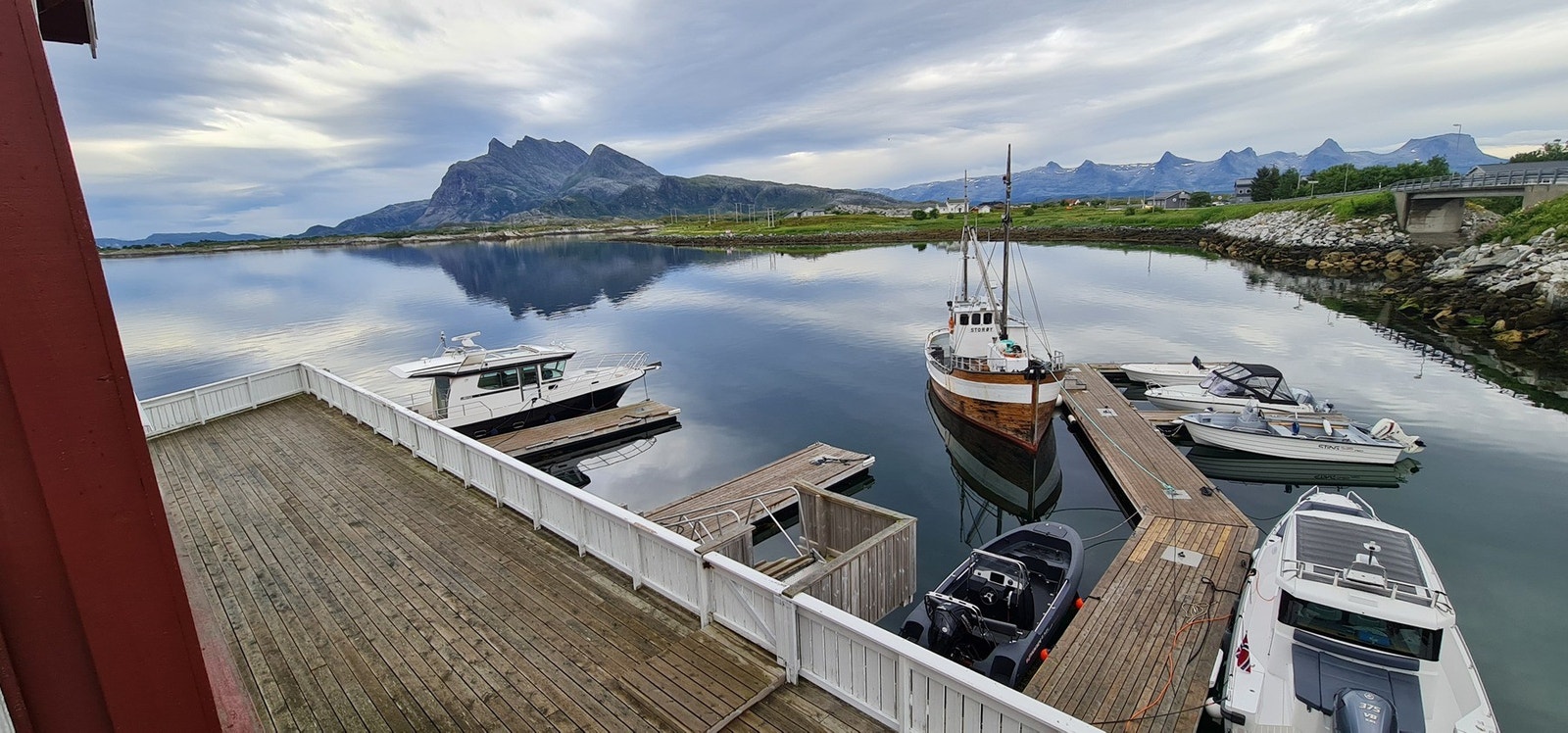 Her får du en sjelden mulighet til å eie et lite paradis med nærhet til sjøen, omgitt av storslått natur Galleribilde