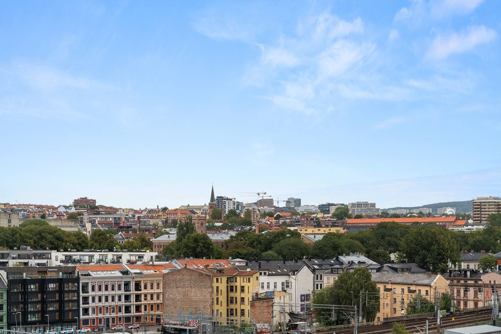 Fra boligen har du en vakker utsikt som kombinerer det beste av to verdener - pulserende byliv og parkområder. Galleribilde