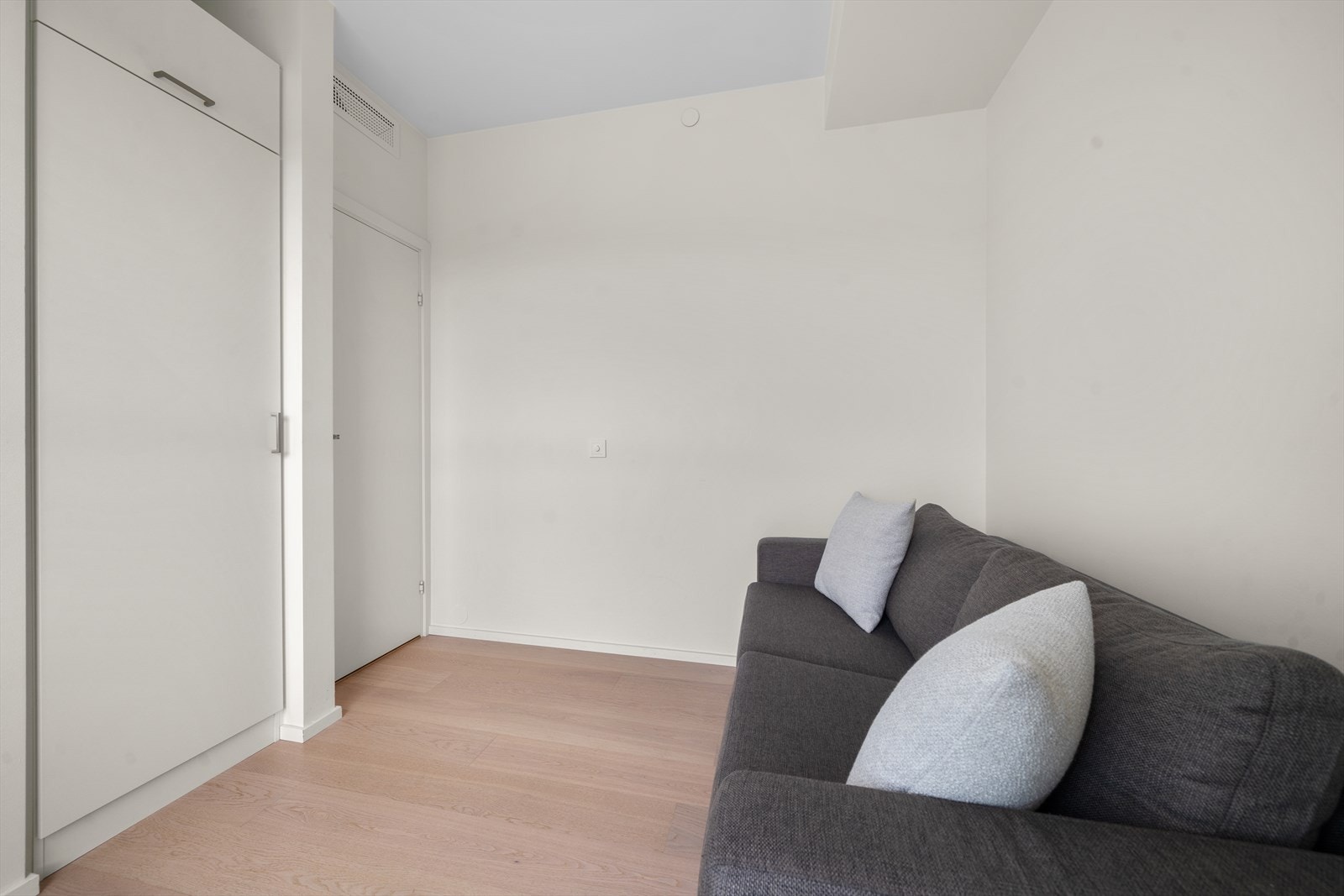 Soverom II er i dag innredet med sovesofa, og passer utmerket som gjesterom, barnerom eller hjemmekontor, tilpasset dine behov og ønsker. Galleribilde