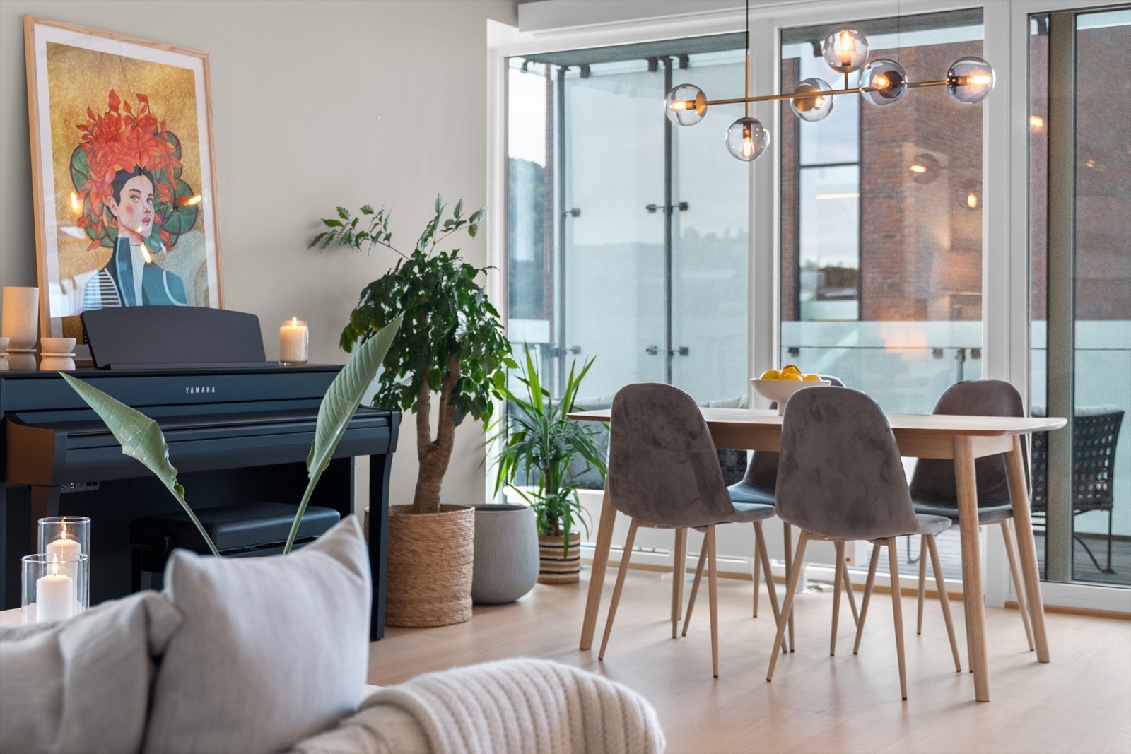 Her er det møbleringsmuligheter med plass til både sofagruppe og spisebord. Galleribilde