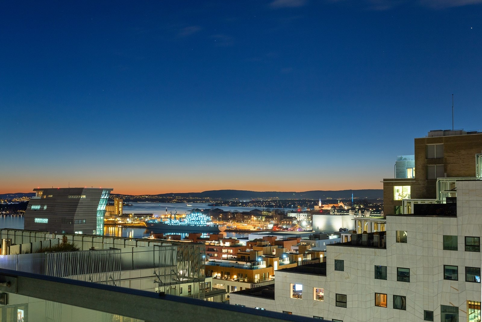 Fin utsikt mot Operaen, Festningen, Munchmuseet og Oslofjorden Galleribilde