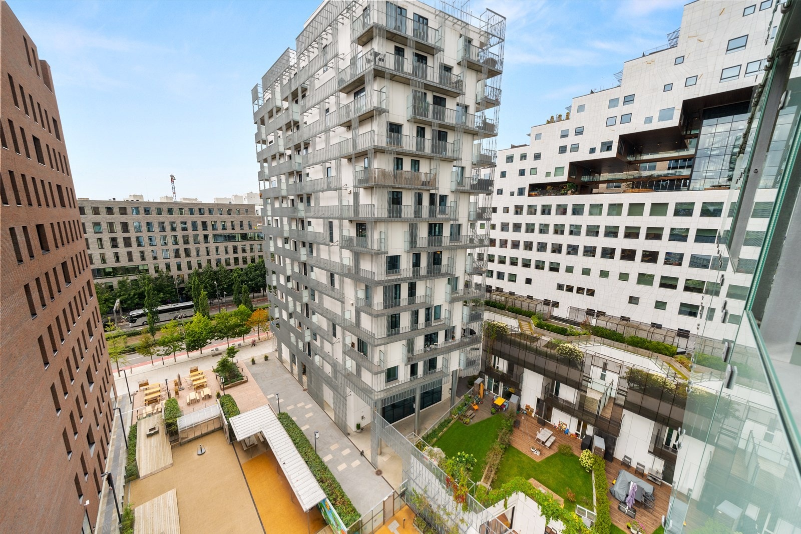 Leiligheten ligger i det karakteristiske bygget, Cliffhanger, i Barcode-rekken i Bjørvika. Galleribilde
