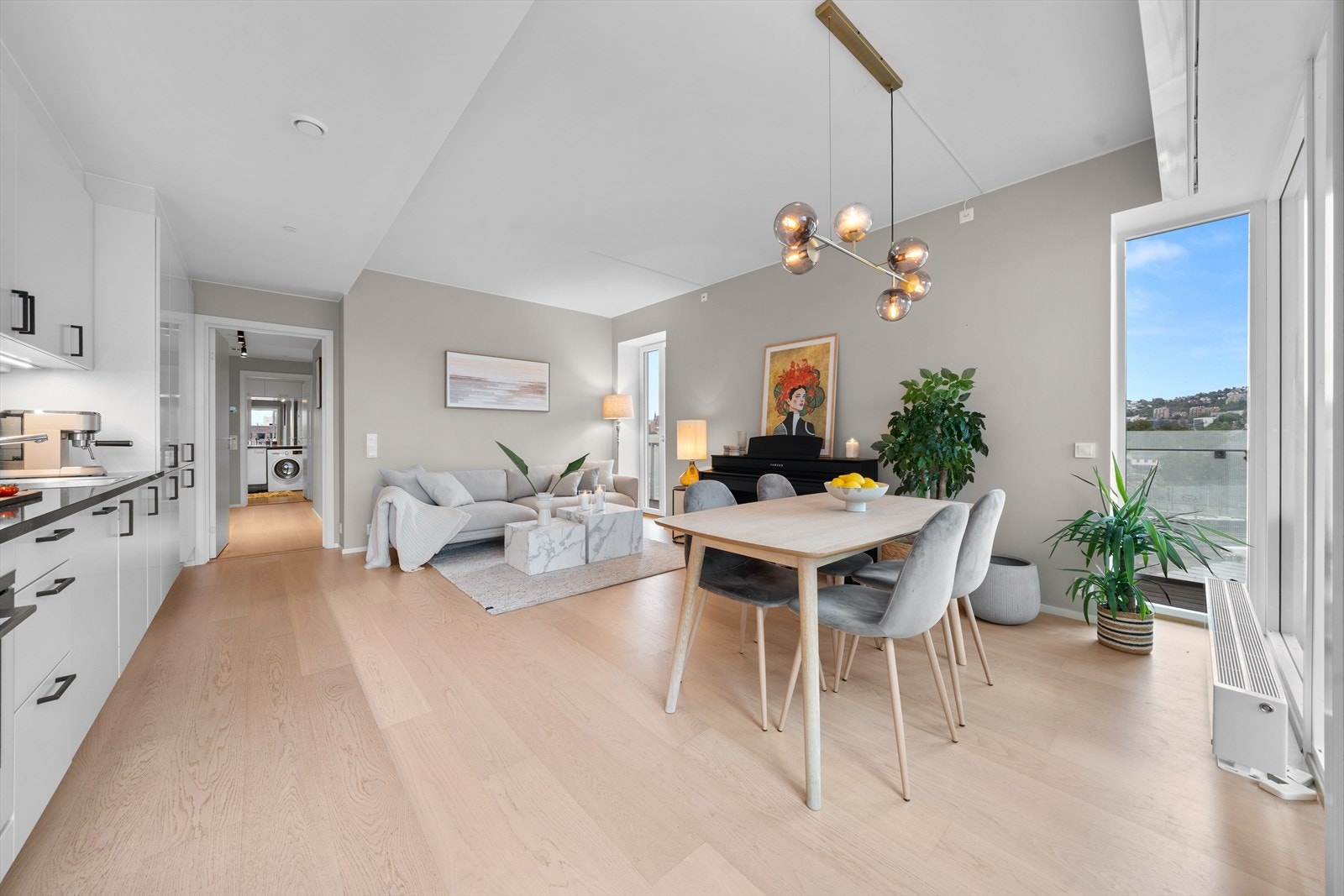 Lys og luftig stue med åpen løsning mot kjøkken - en sosial og moderne planløsning som gir boligen en god romfølelse. Galleribilde