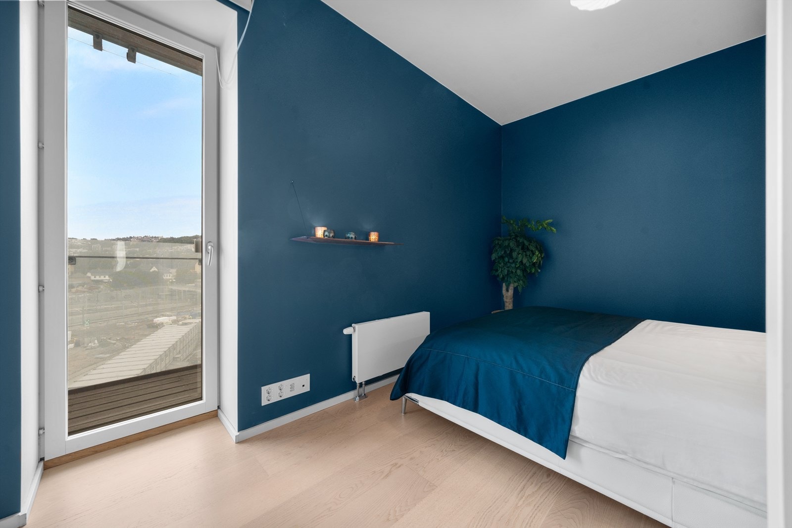 Hovedsoverommet har god plass til dobbeltseng, nattbord og garderobeløsningen, samt direkte utgang til den store balkongen. Galleribilde