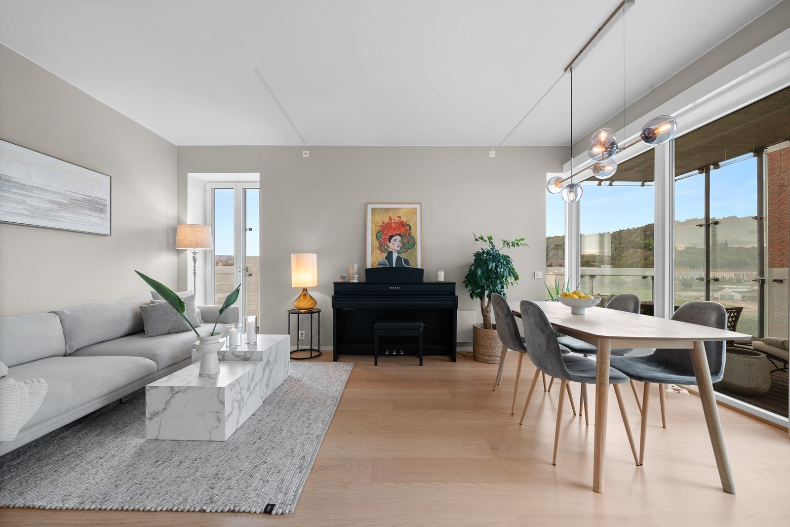 Eikeparkett på gulv og overflater malt i en lun beige. Galleribilde
