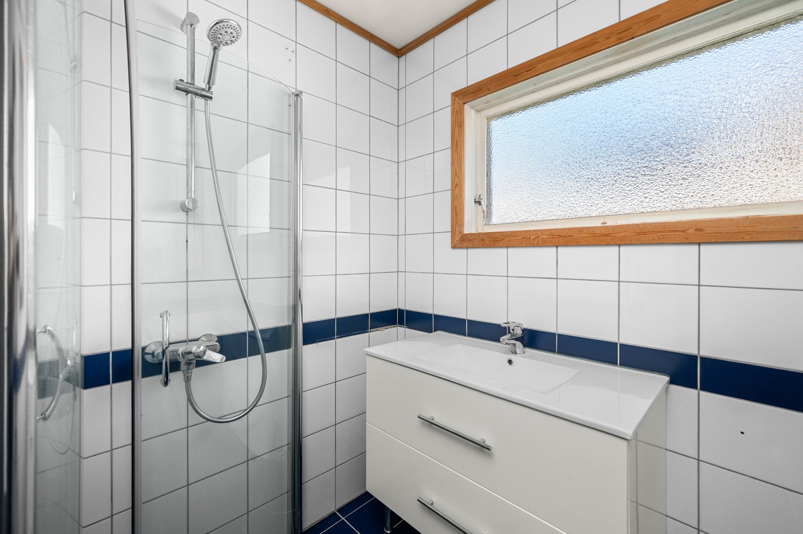 Flislagt bad med dusj Galleribilde