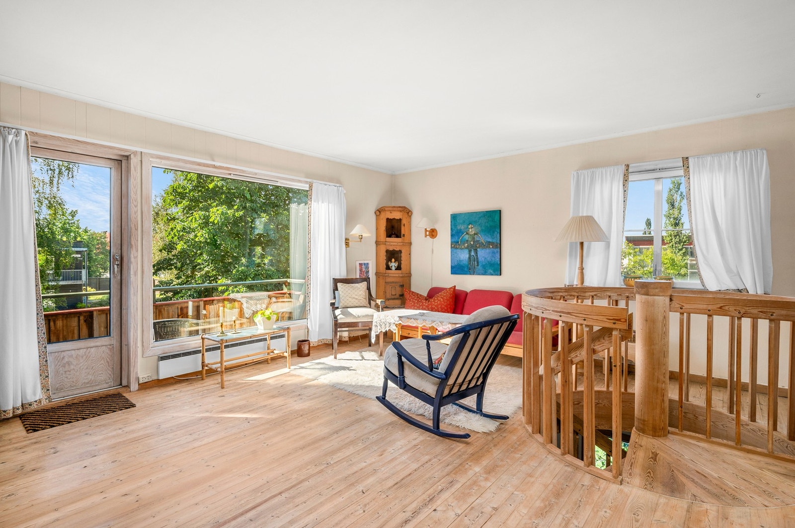 Stuen har plass til både sofa og spisestue Galleribilde