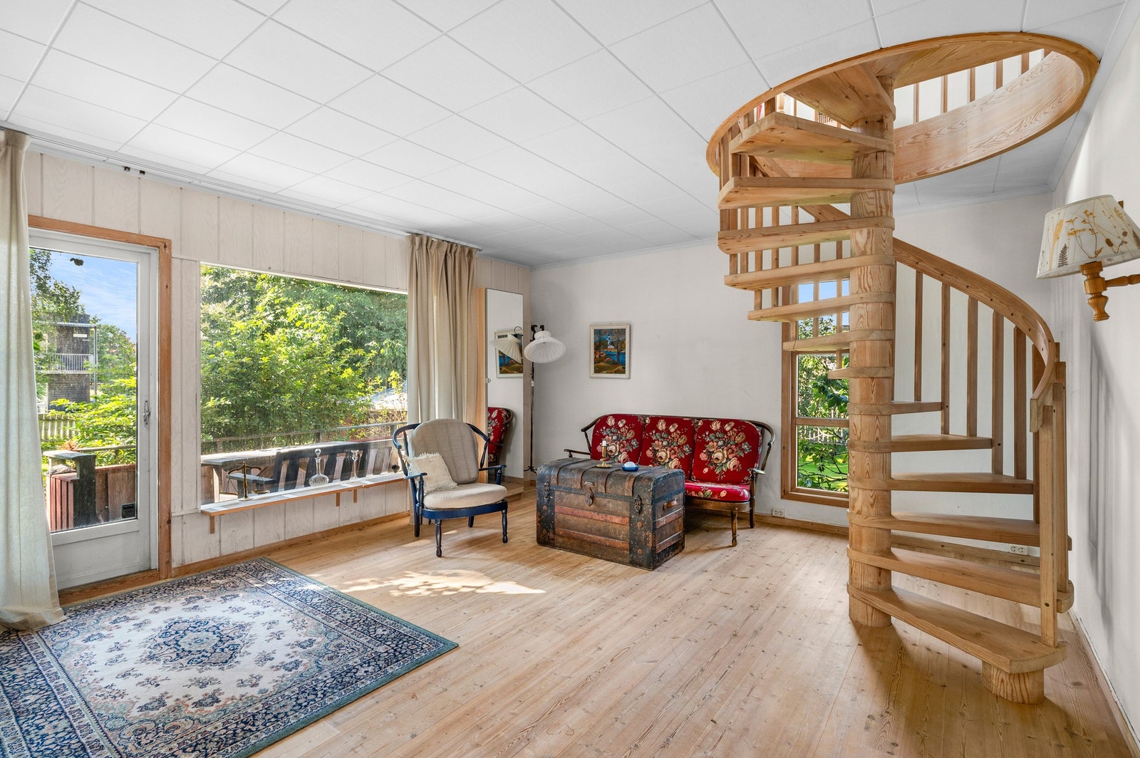 Lys og romslig stue med store vindusflater Galleribilde